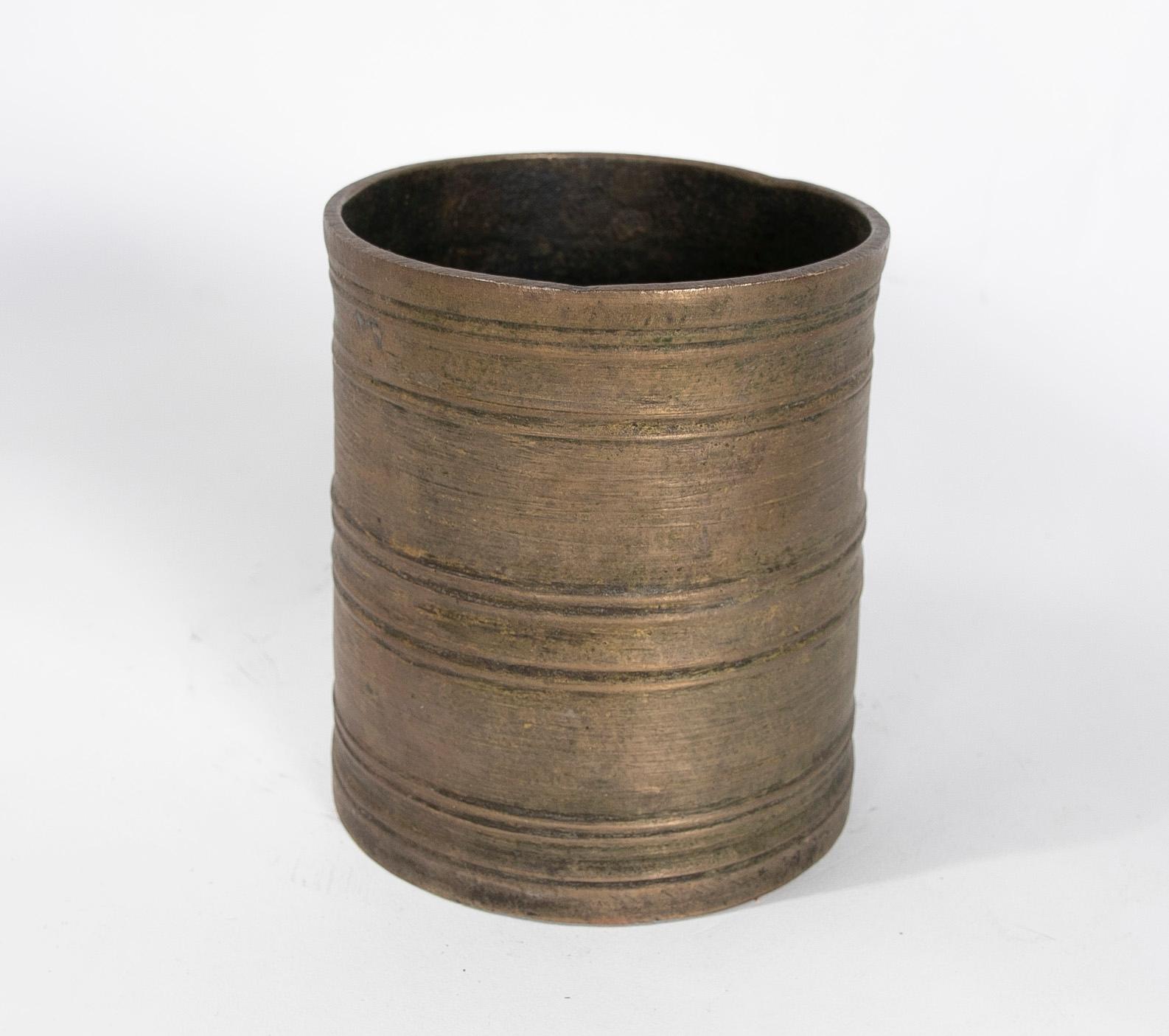 1970s Colonial Bronze Vessel In Good Condition For Sale In Marbella, ES