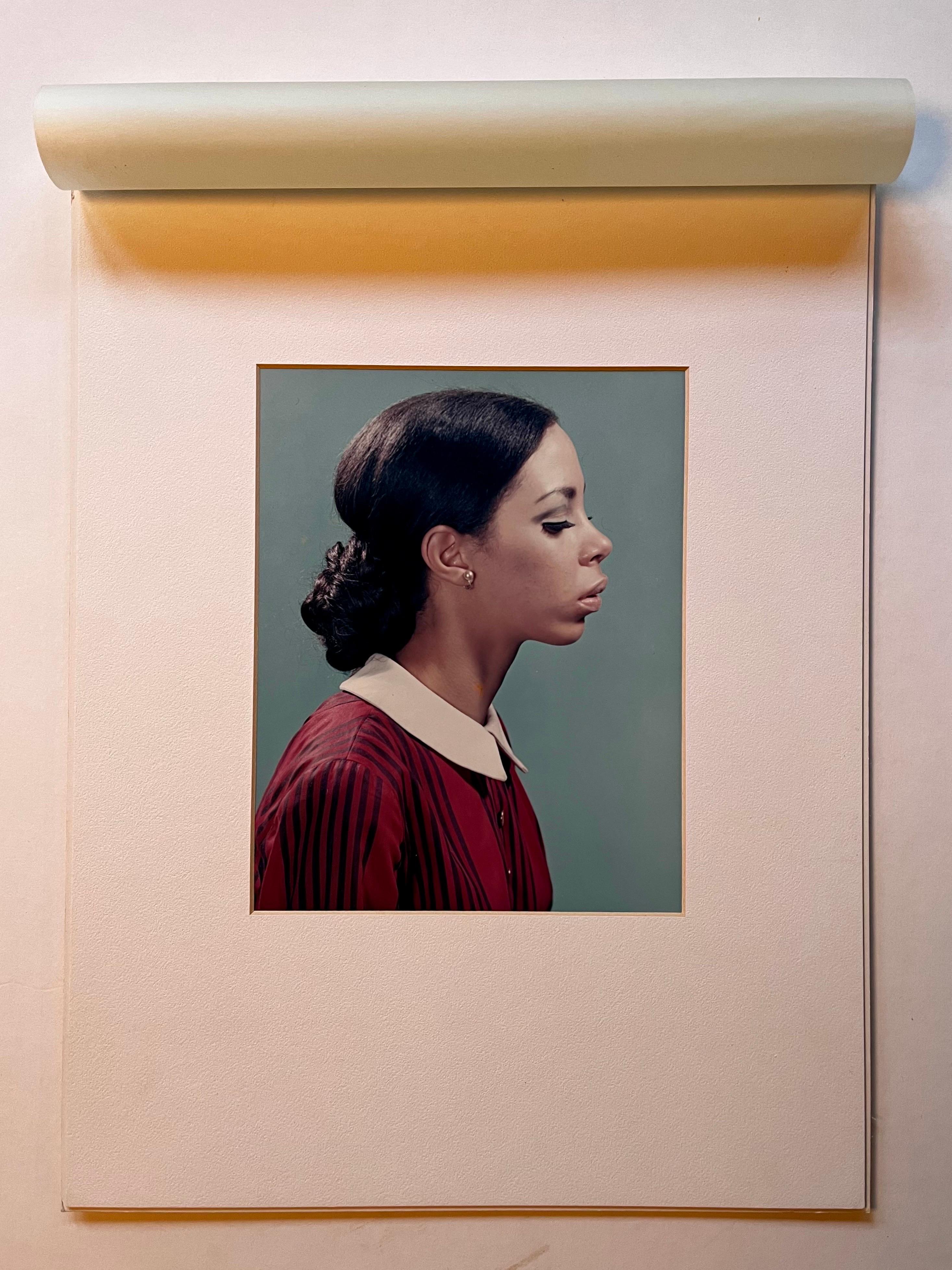 Farbfotografie aus den 1970er Jahren 
Weibliches Porträt im Profil 
Künstler, Thema und genaues Datum sind nicht bekannt
(Fred Newman-Liste auf der Rückseite)

im Stil des Künstlers Thomas Ruff

Bild 8