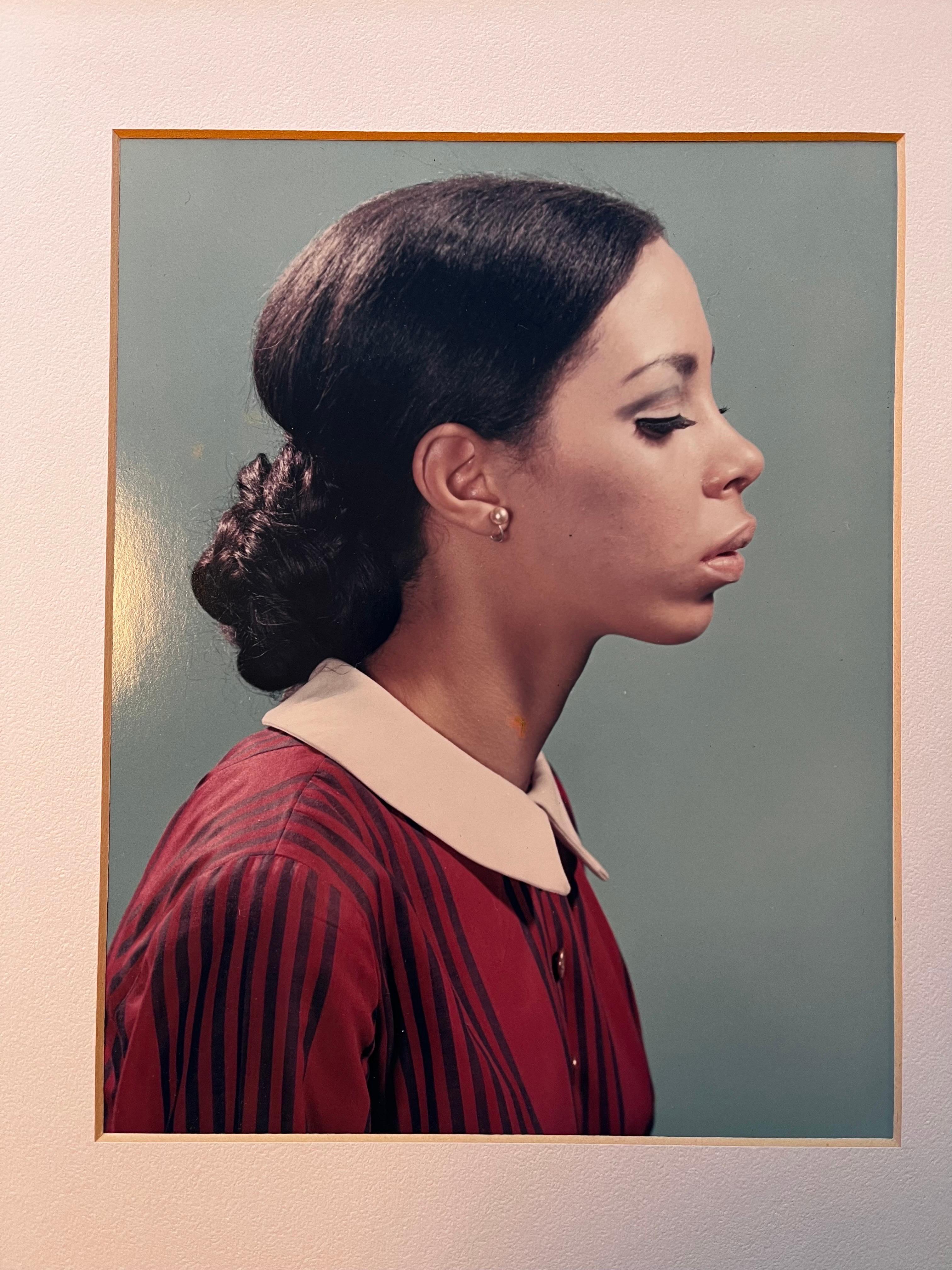 Foto aus den 1970er Jahren: Porträt im Profil im Stil von Thomas Ruff - Künstler Unknown (amerikanisch) im Angebot