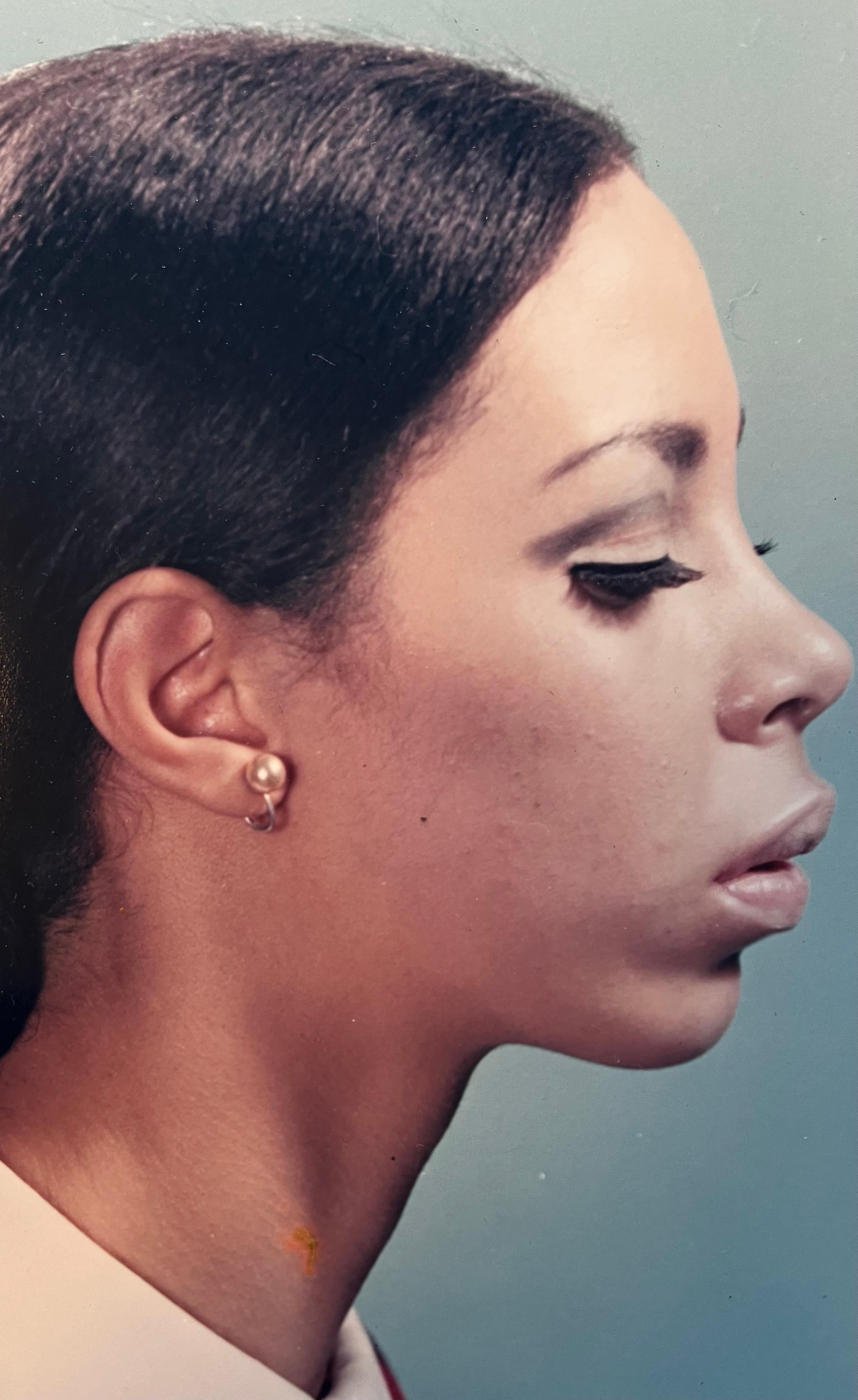 Foto aus den 1970er Jahren: Porträt im Profil im Stil von Thomas Ruff - Künstler Unknown im Zustand „Gut“ im Angebot in Philadelphia, PA