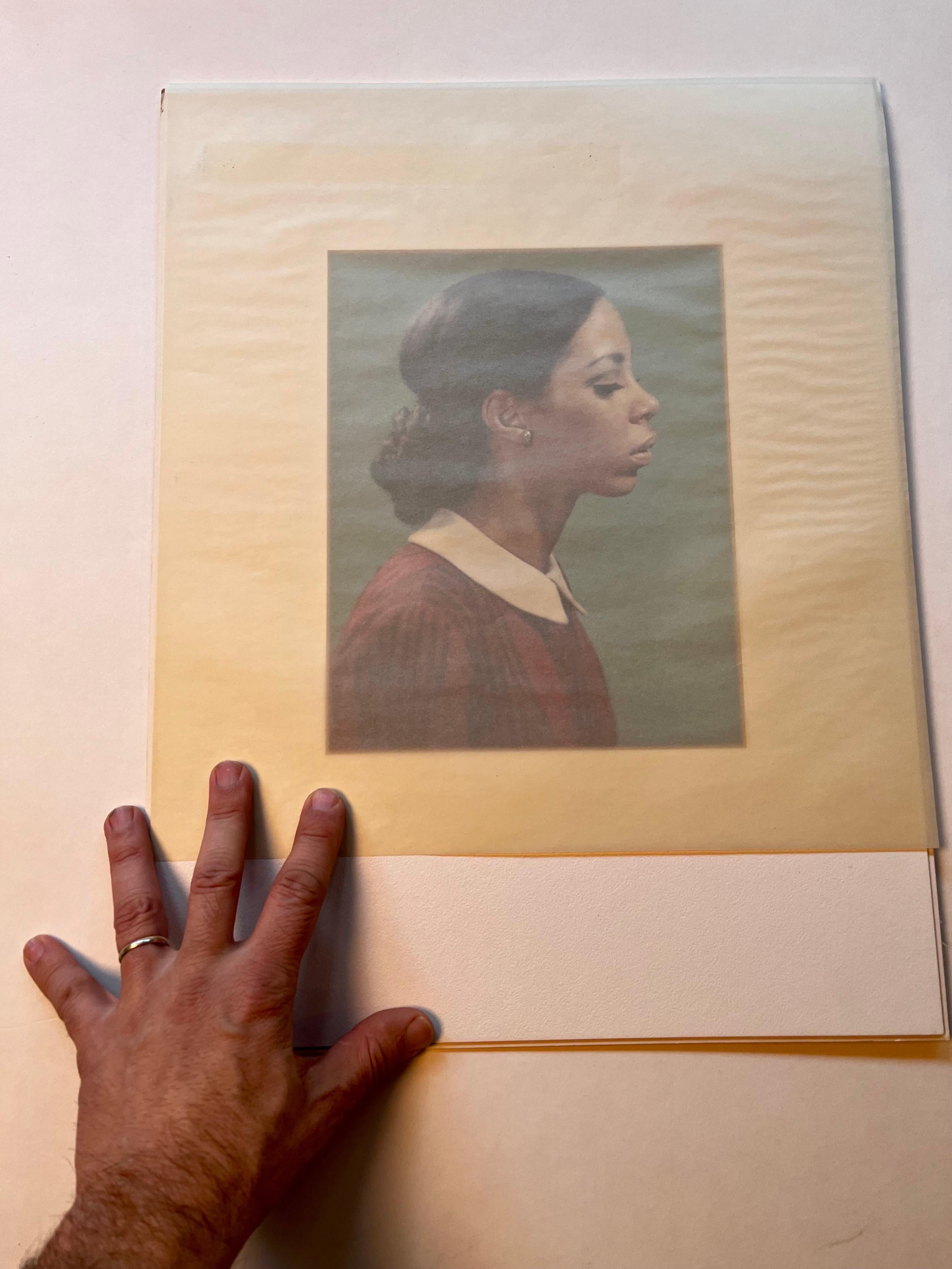 Foto aus den 1970er Jahren: Porträt im Profil im Stil von Thomas Ruff - Künstler Unknown (Papier) im Angebot