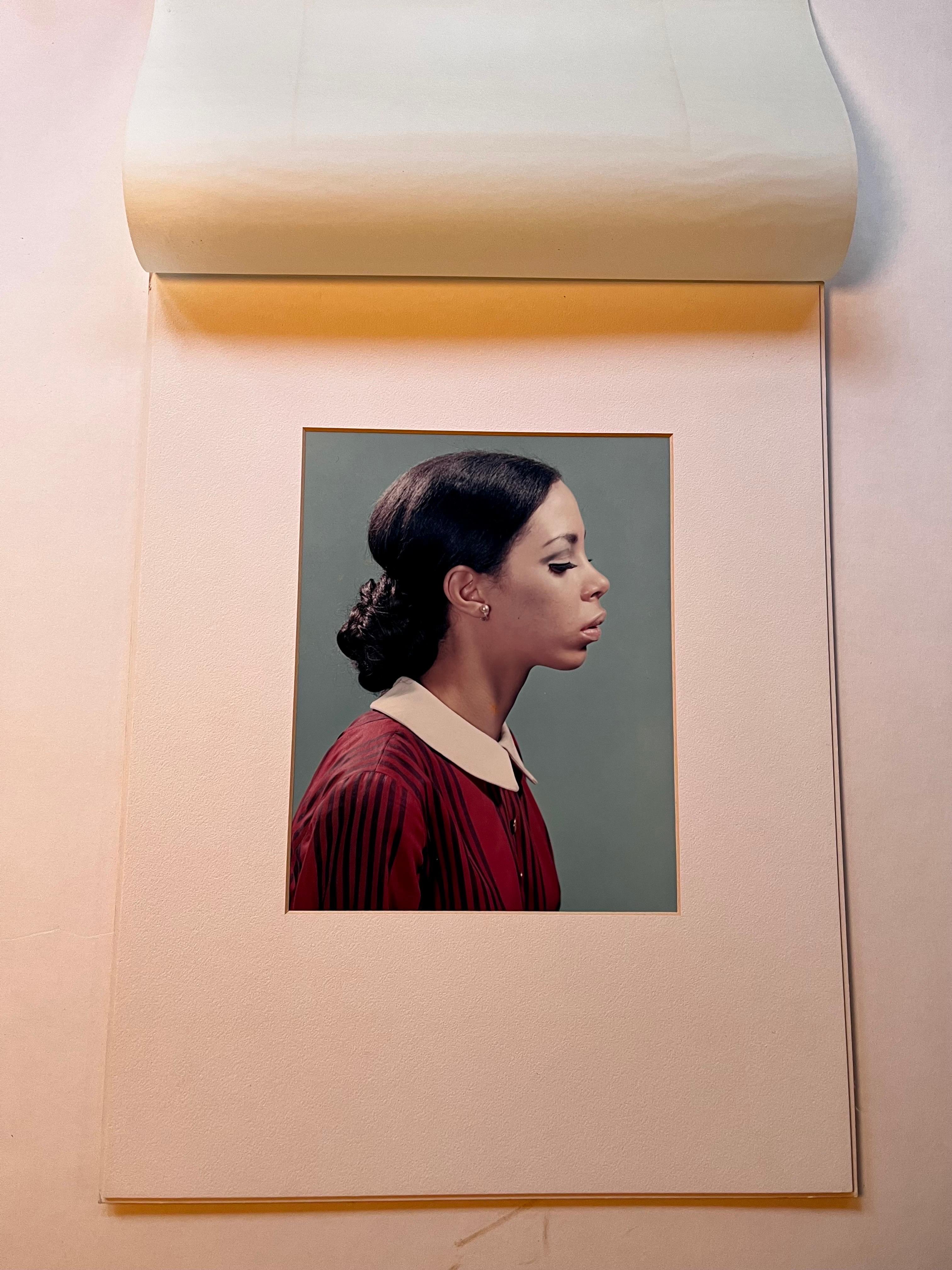 Foto aus den 1970er Jahren: Porträt im Profil im Stil von Thomas Ruff - Künstler Unknown im Angebot 1