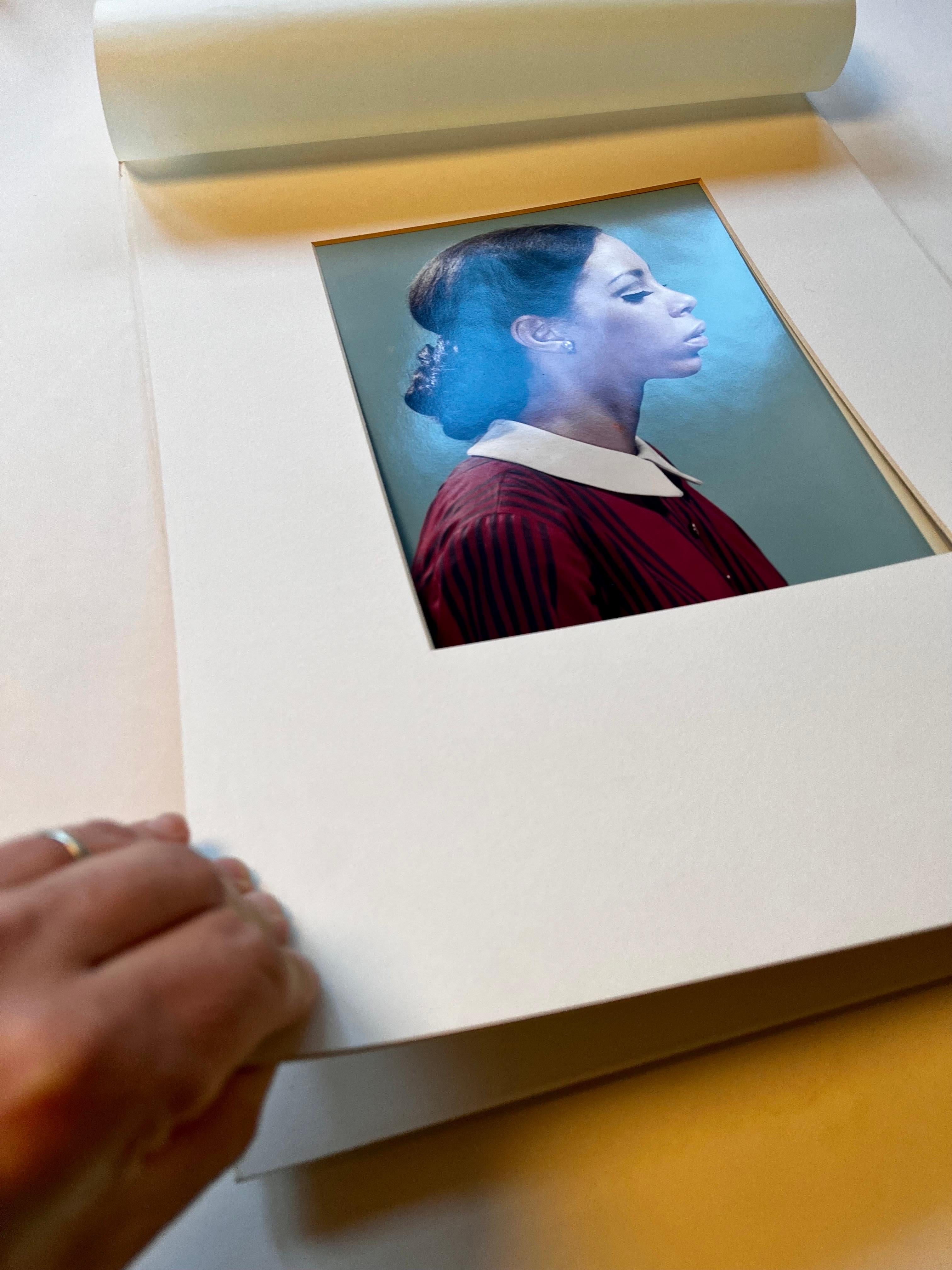 Foto aus den 1970er Jahren: Porträt im Profil im Stil von Thomas Ruff - Künstler Unknown im Angebot 2