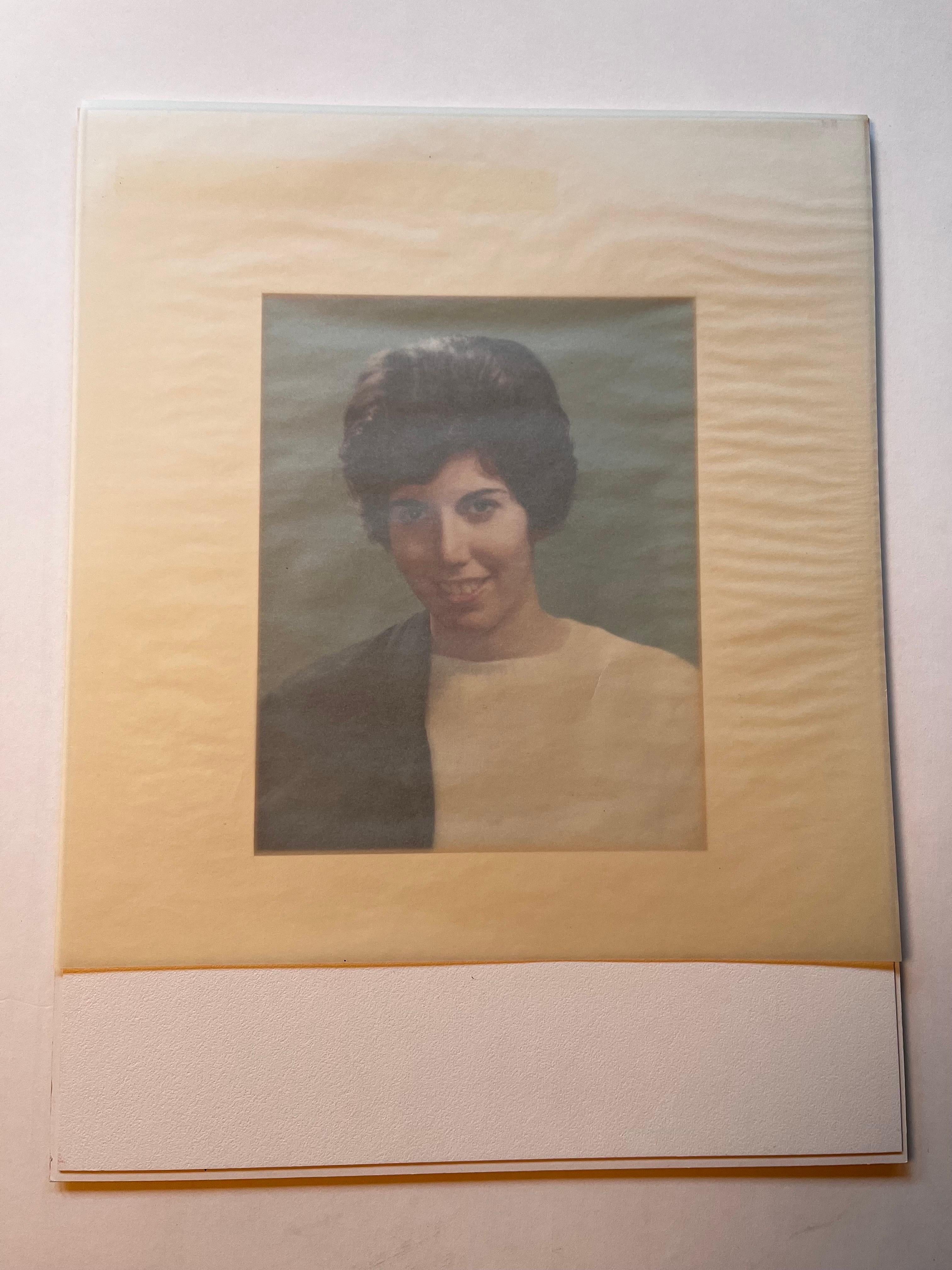 Américain Photo couleur des années 1970 : Portrait dans le style de Thomas Ruff - Artiste Unknown en vente