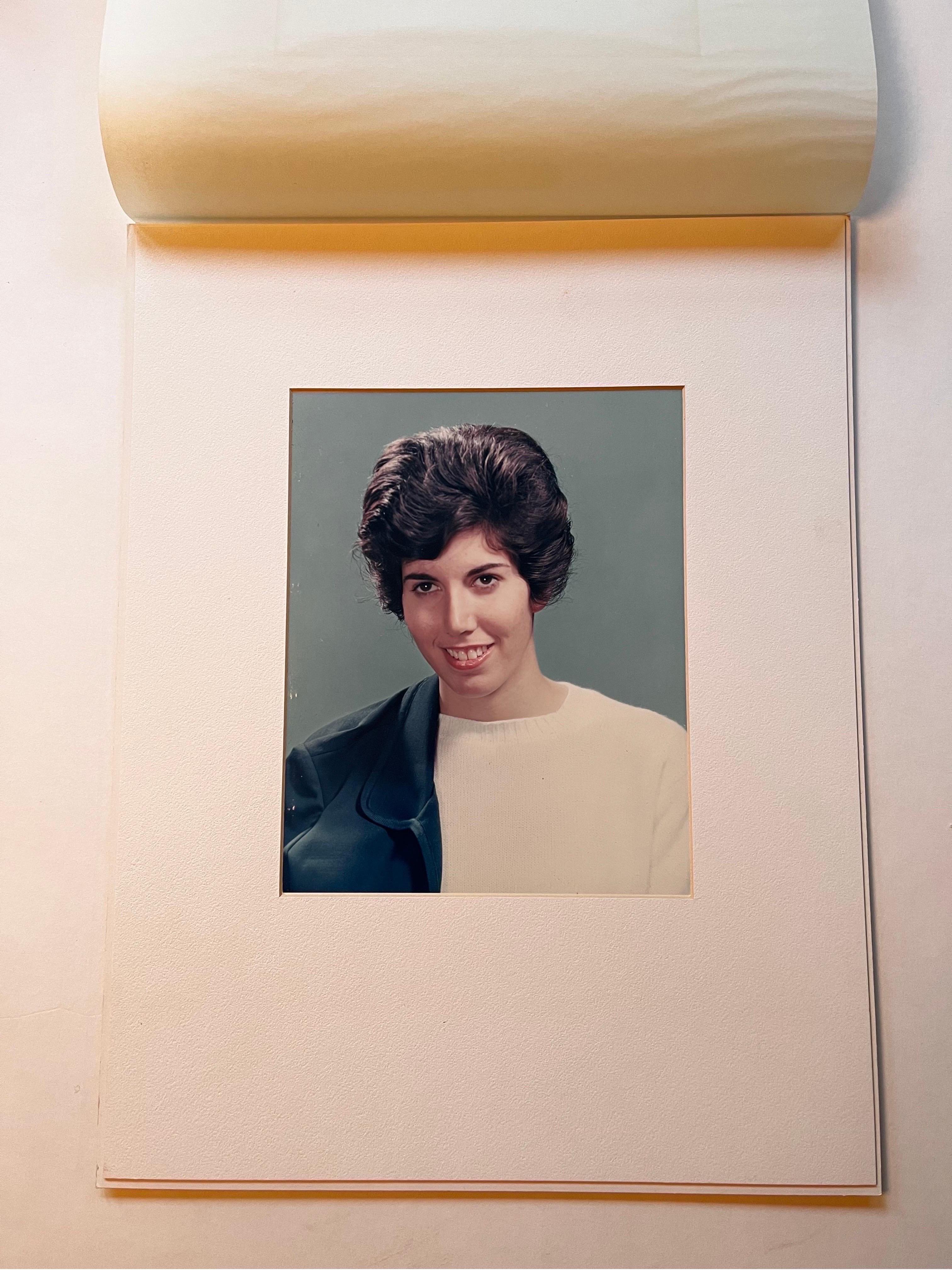 Photo couleur des années 1970 : Portrait dans le style de Thomas Ruff - Artiste Unknown Bon état - En vente à Philadelphia, PA