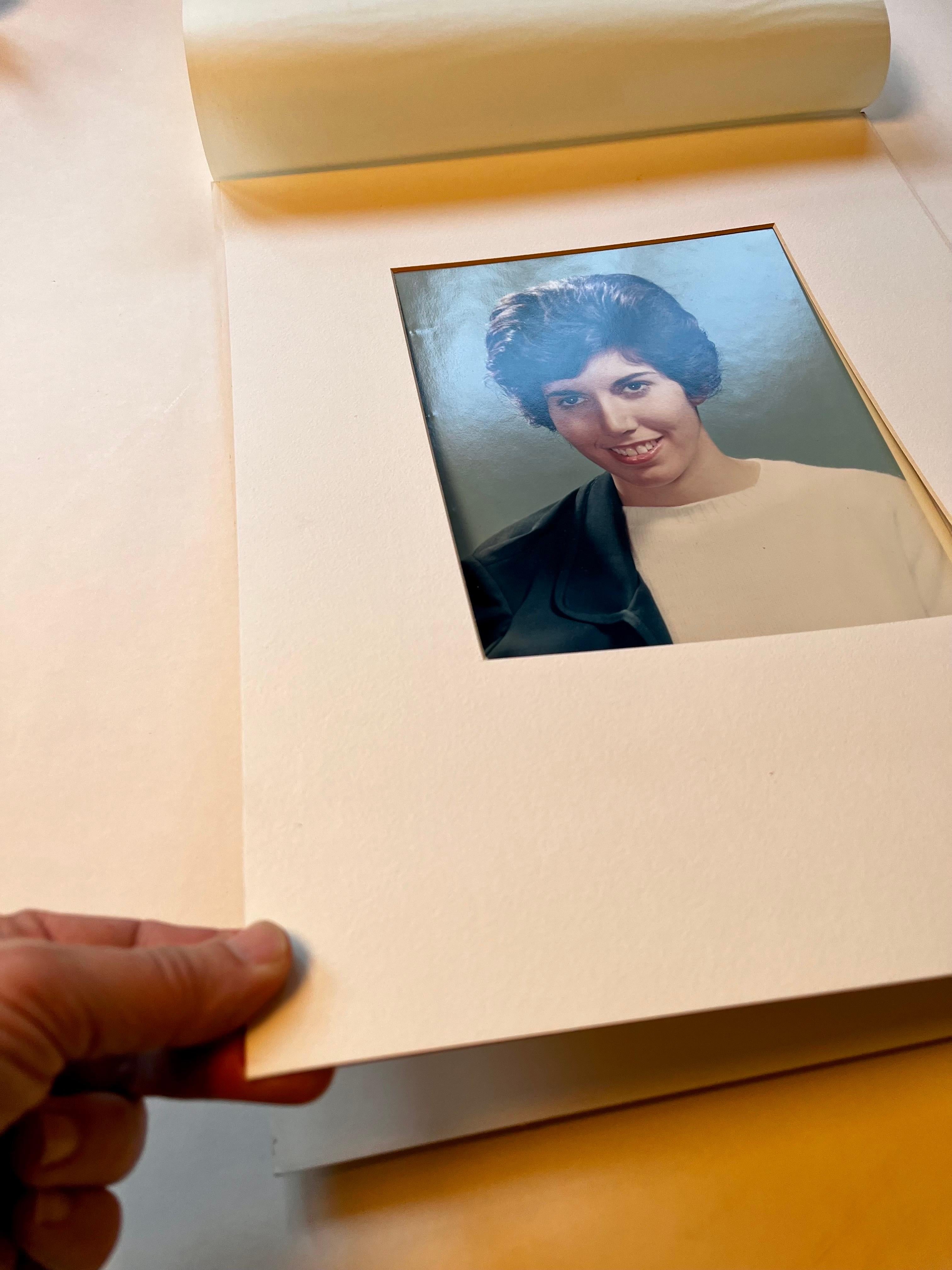 Fin du 20e siècle Photo couleur des années 1970 : Portrait dans le style de Thomas Ruff - Artiste Unknown en vente