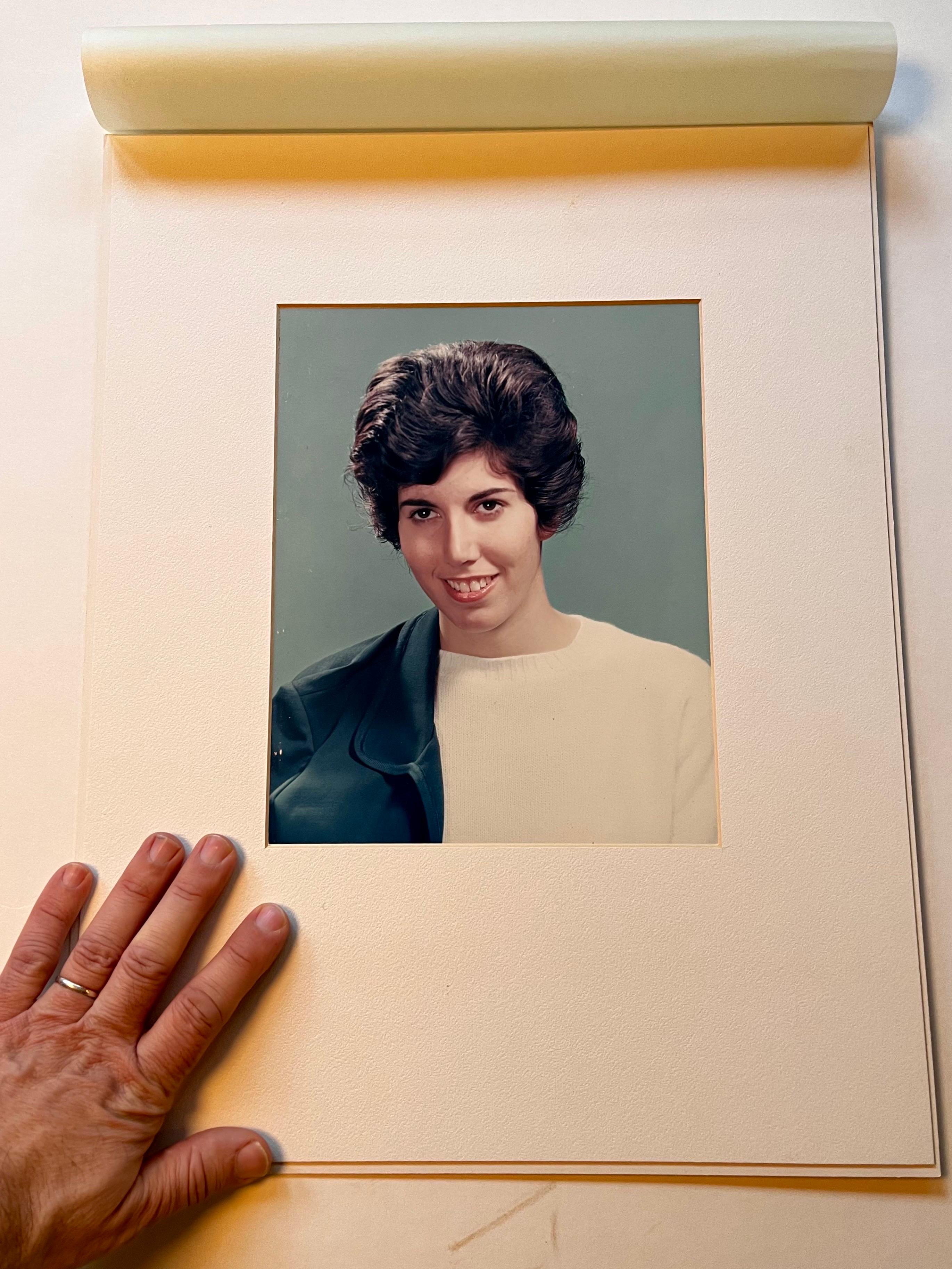Papier Photo couleur des années 1970 : Portrait dans le style de Thomas Ruff - Artiste Unknown en vente