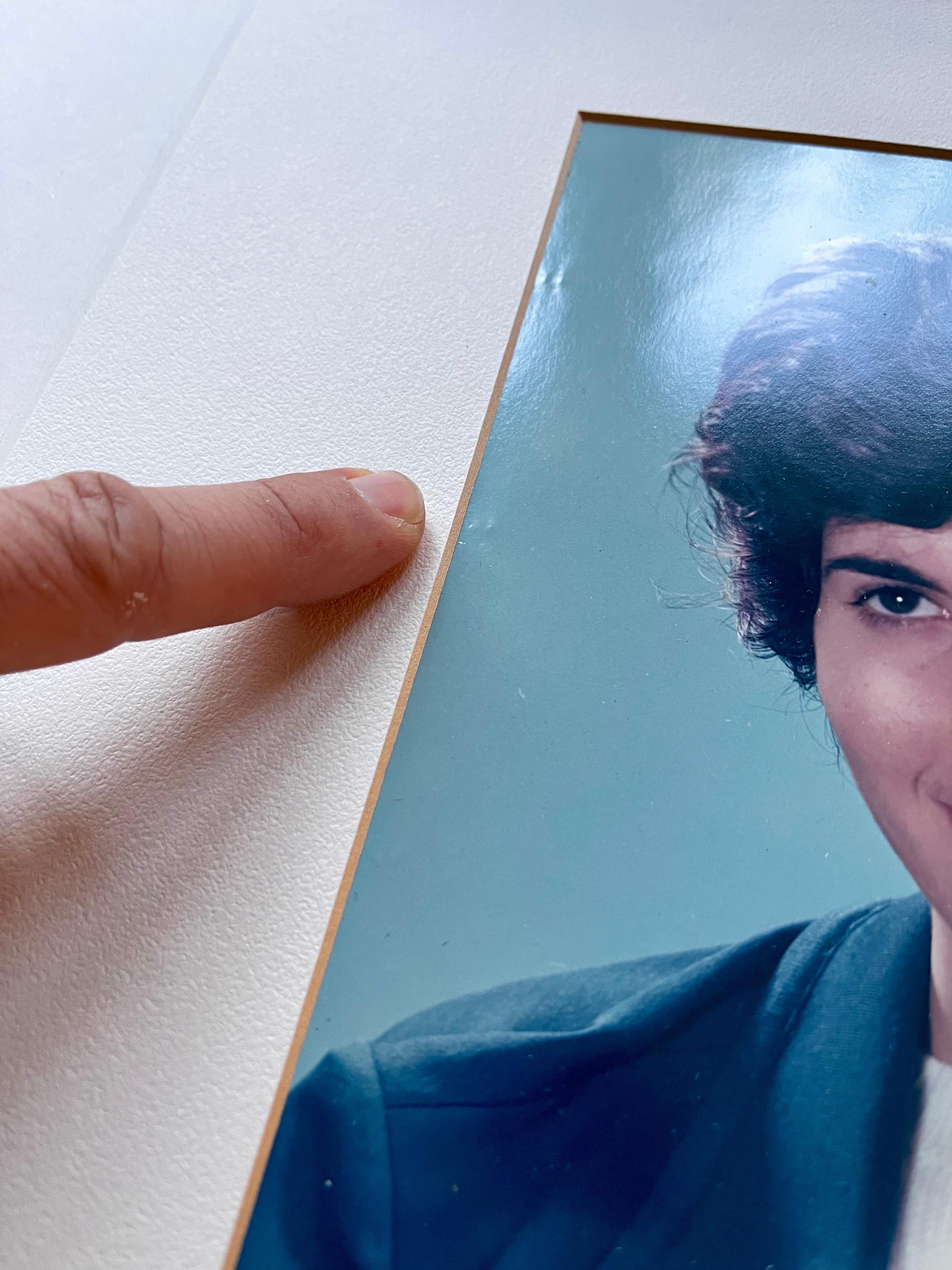 Photo couleur des années 1970 : Portrait dans le style de Thomas Ruff - Artiste Unknown en vente 1