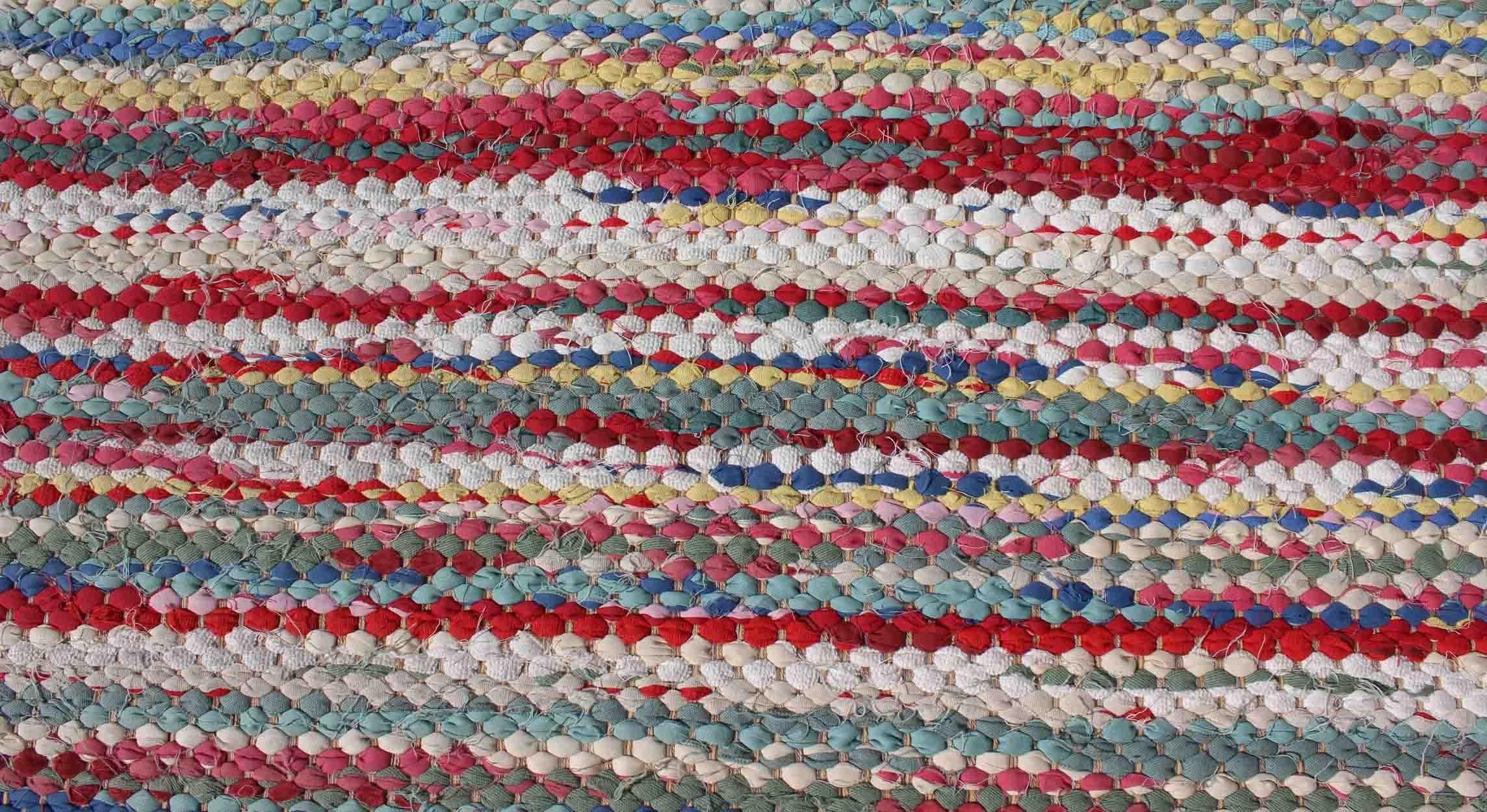Großer farbenfroher amerikanischer geflochtener Teppich mit horizontalen Streifen und Fransendetails im Angebot 5