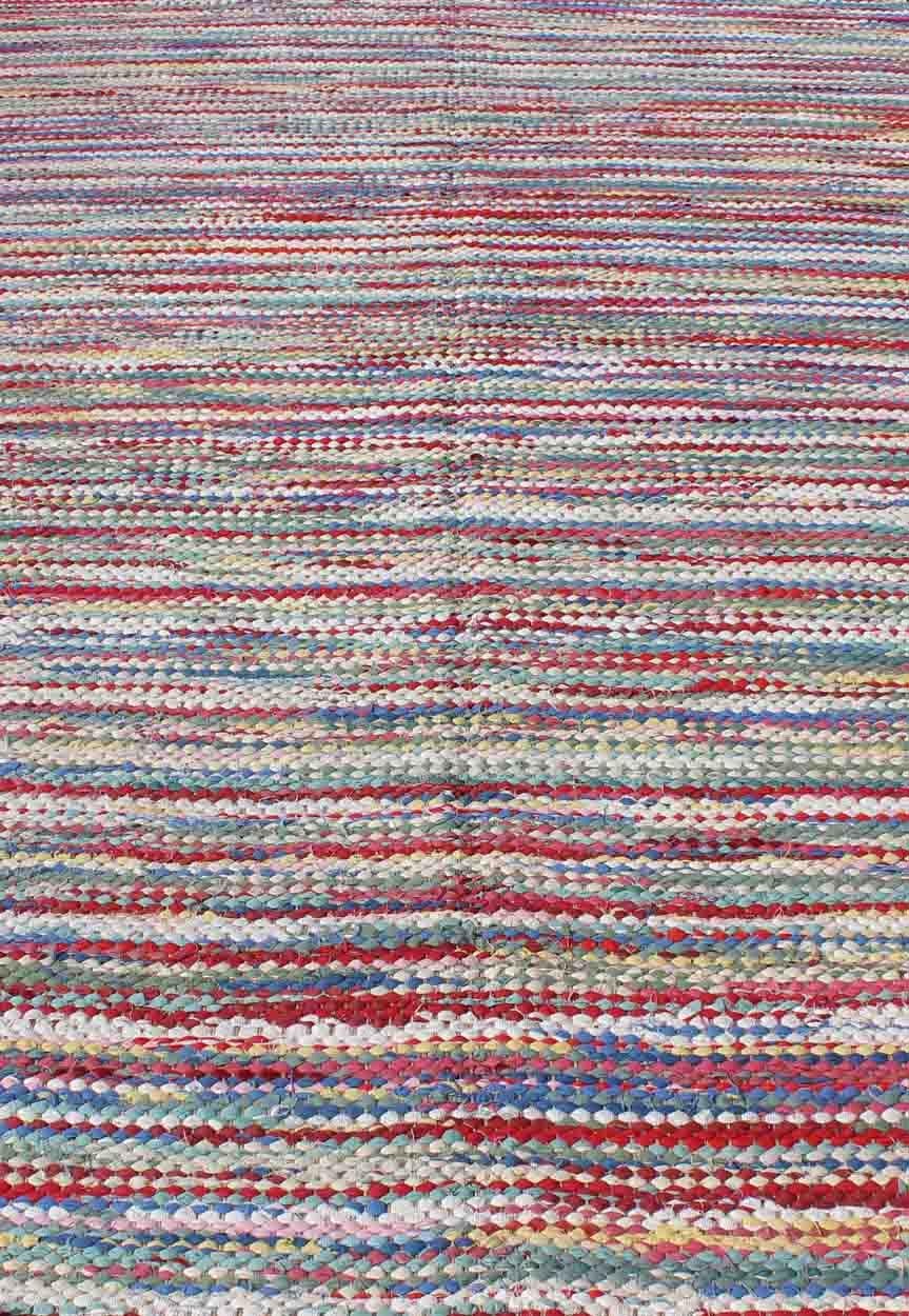 Großer farbenfroher amerikanischer geflochtener Teppich mit horizontalen Streifen und Fransendetails (Mitte des 20. Jahrhunderts) im Angebot