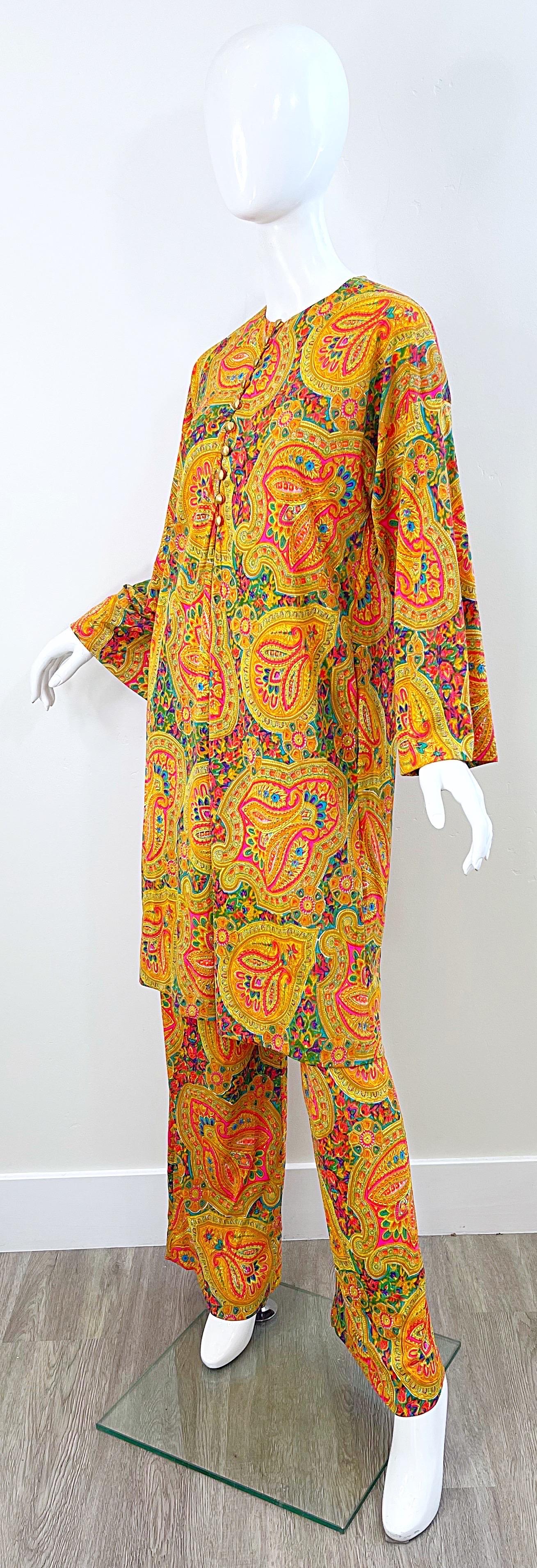 Set vintage anni '70: vestito a tunica in nylon con stampa Paisley e pantaloni a gamba larga in vendita 1