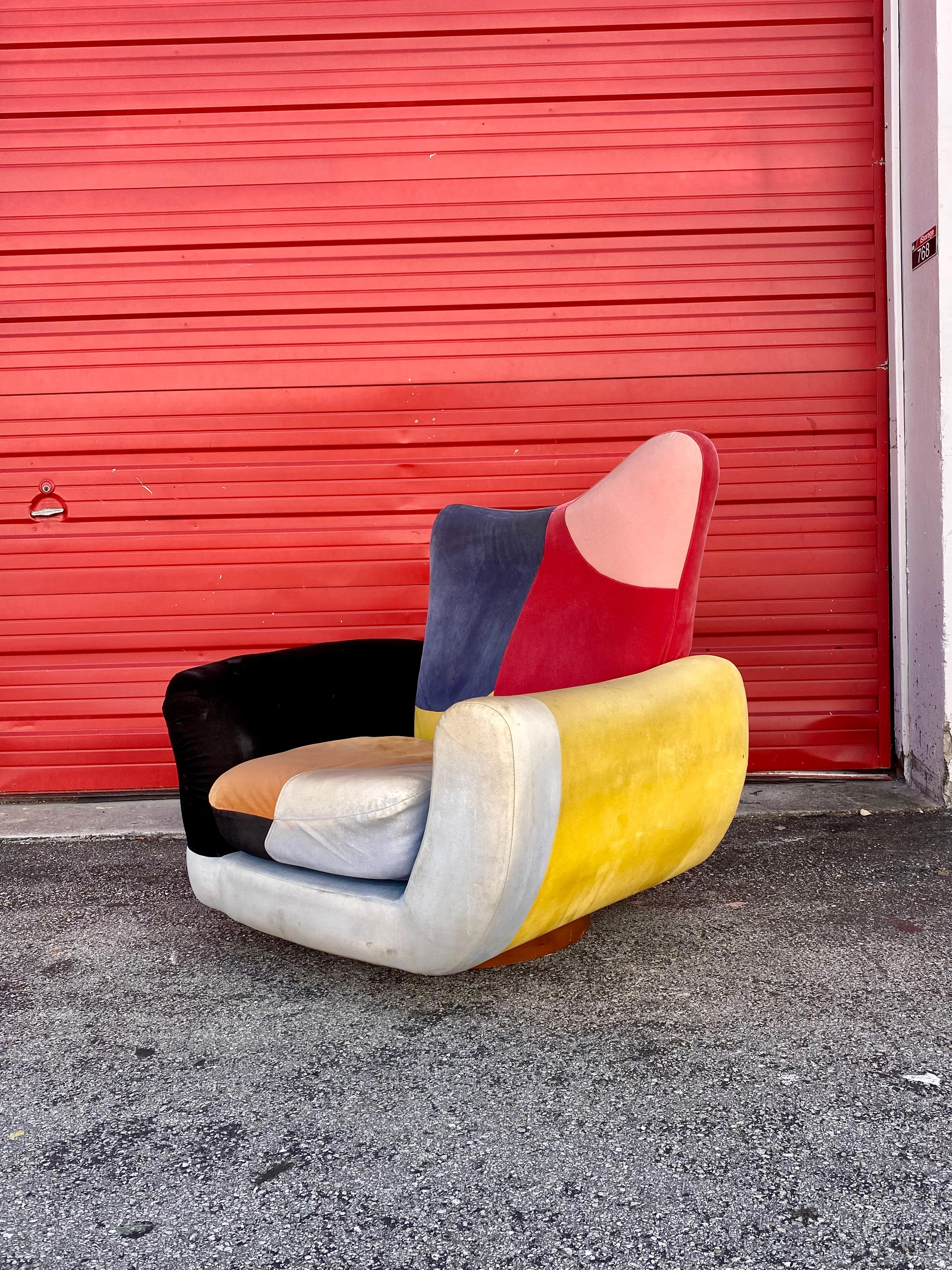 Mid-Century Modern Chaise pivotante colorée à base en bois sculpturale des années 1970 en vente