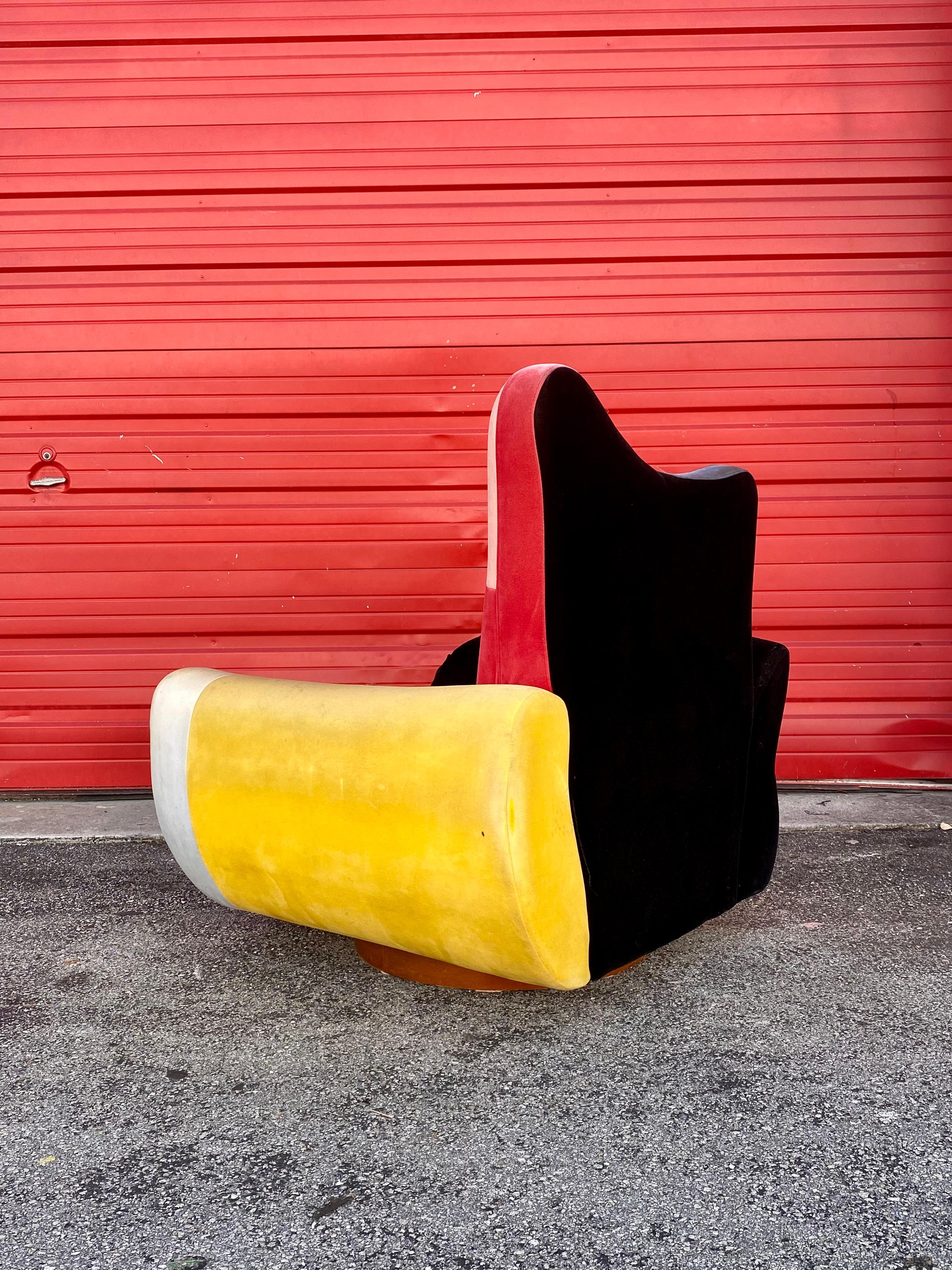 Chaise pivotante colorée à base en bois sculpturale des années 1970 Bon état - En vente à Fort Lauderdale, FL