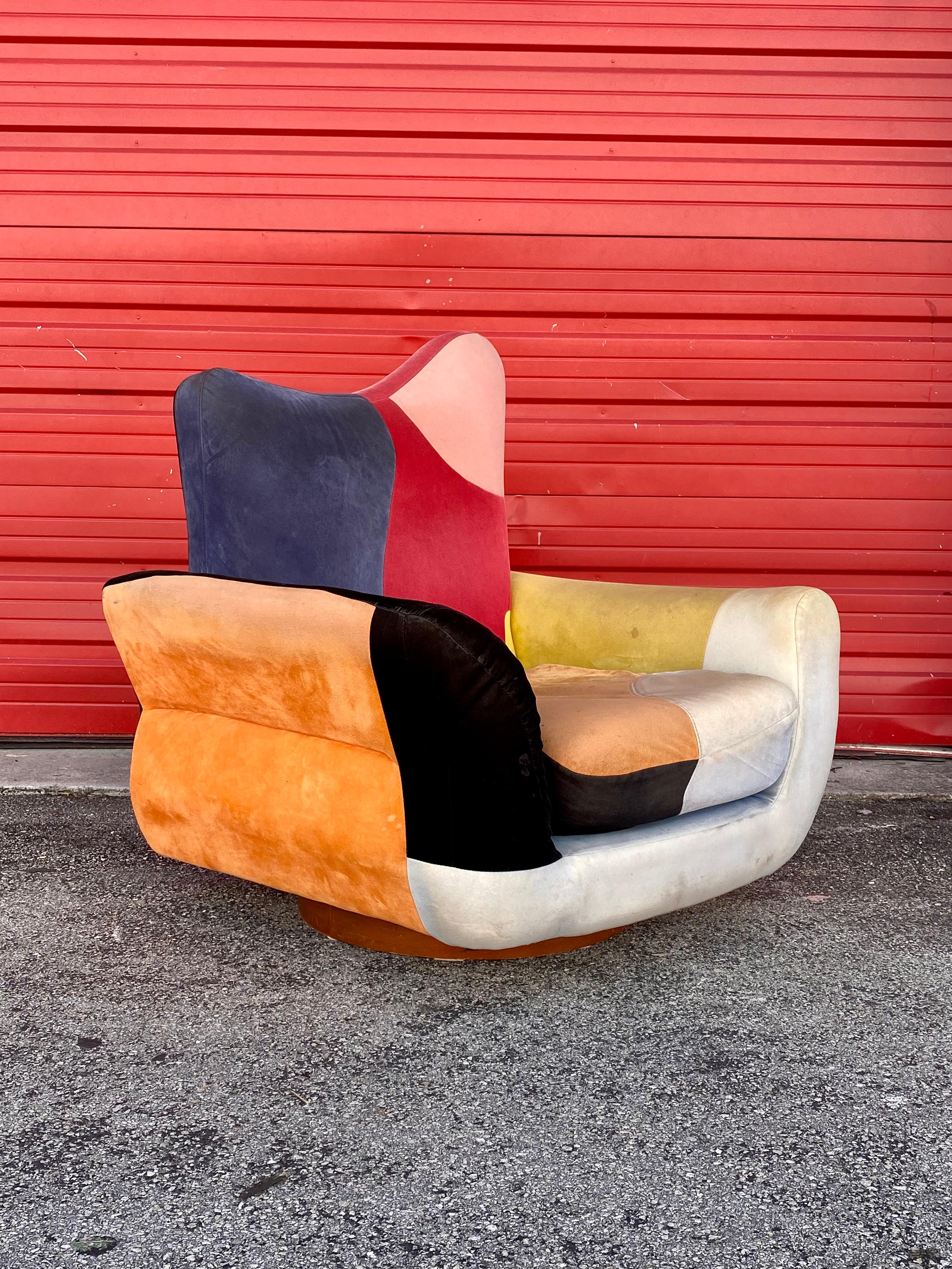 Tissu d'ameublement Chaise pivotante colorée à base en bois sculpturale des années 1970 en vente