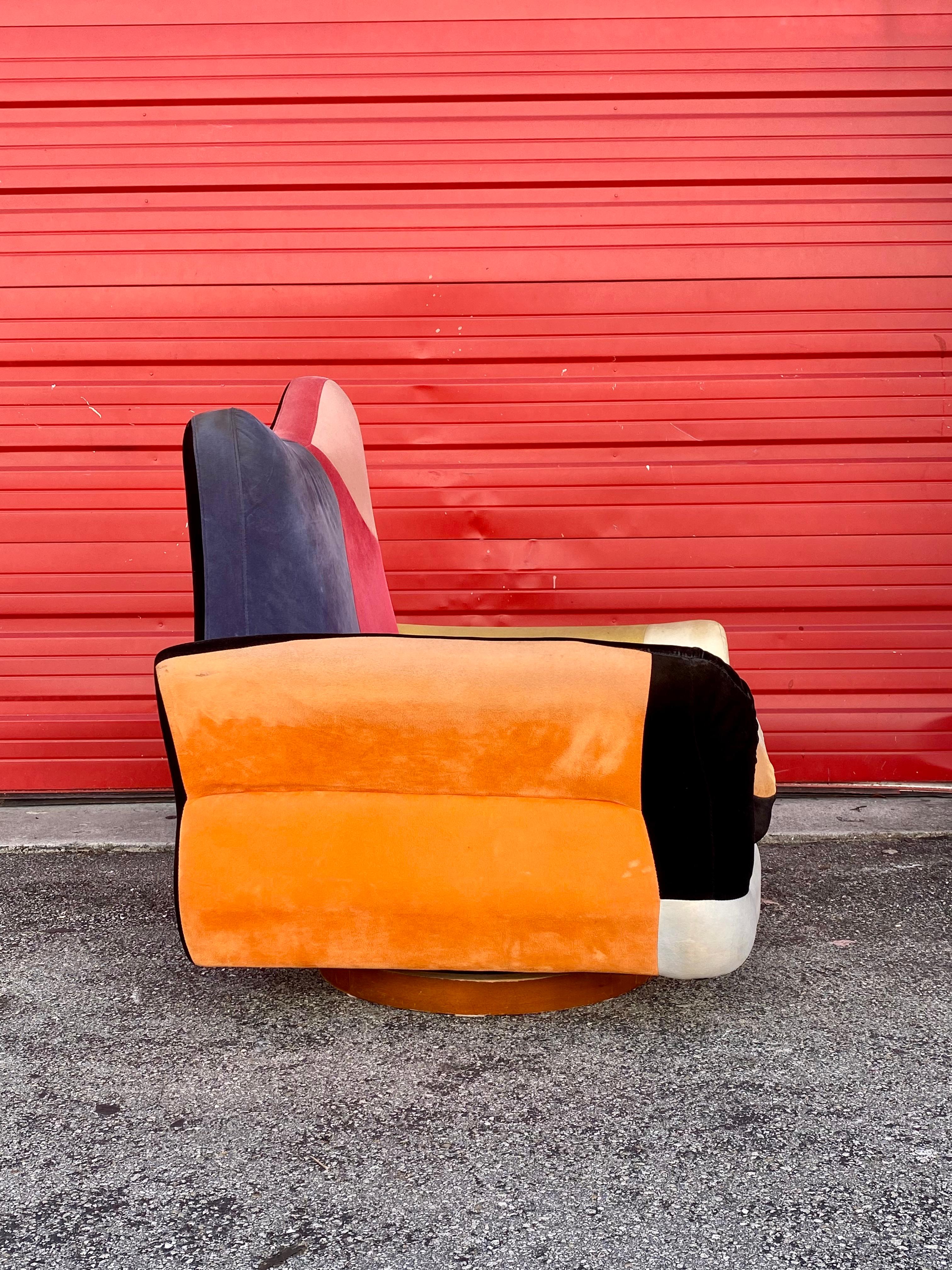 Chaise pivotante colorée à base en bois sculpturale des années 1970 en vente 1