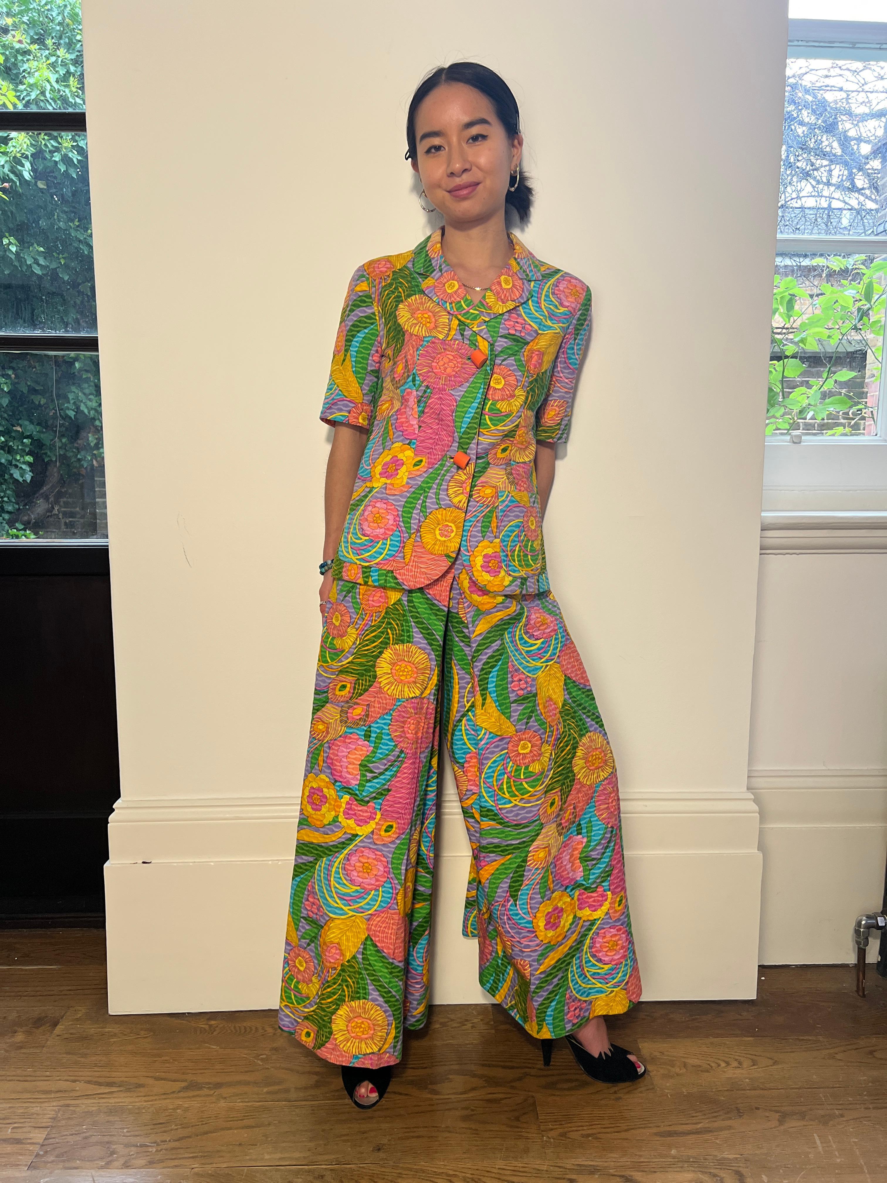 1970s Colourful Floral Print Trouser Suit in Waffle Cotton For Sale 1