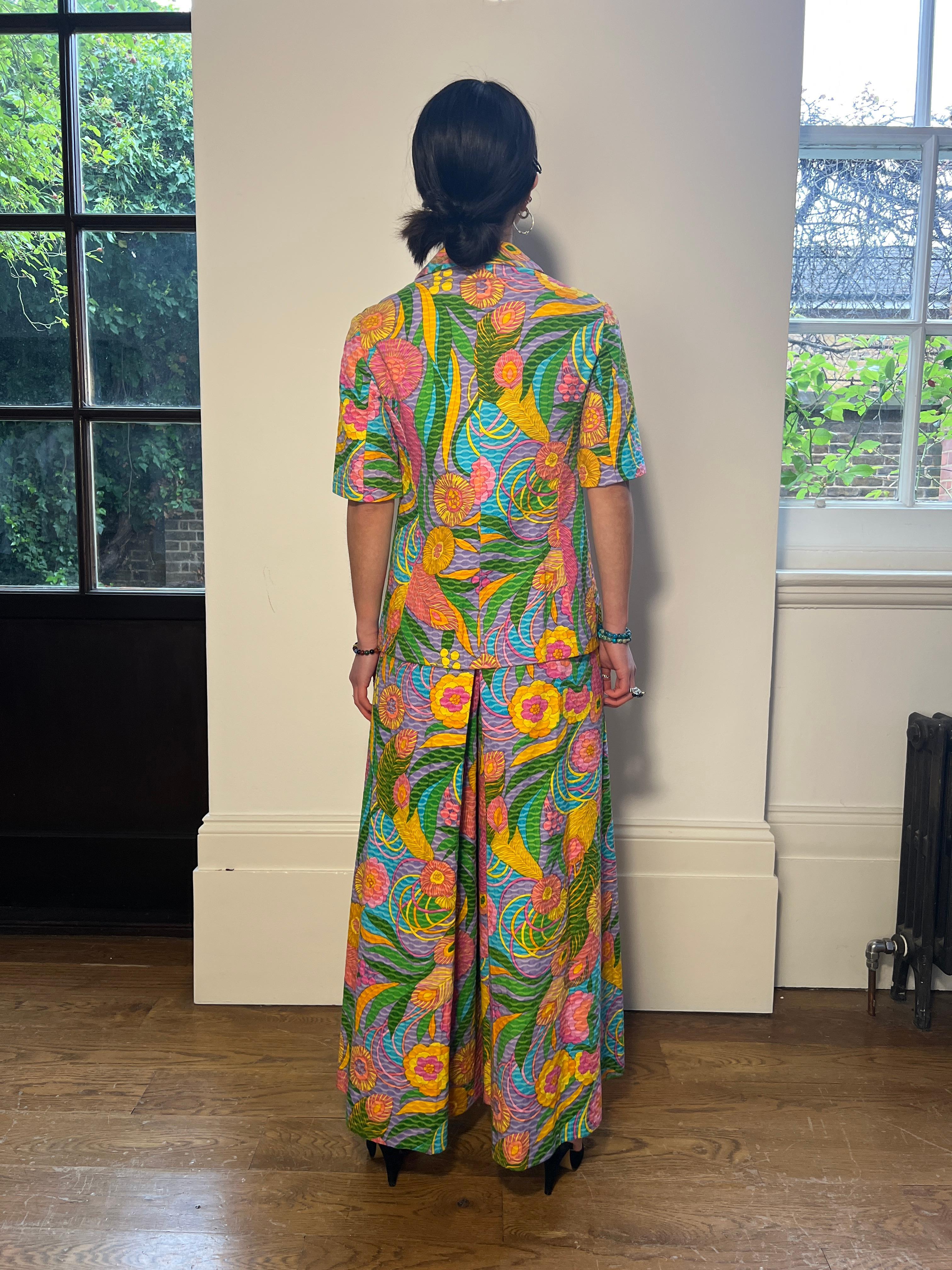 1970s Colourful Floral Print Trouser Suit in Waffle Cotton For Sale 2