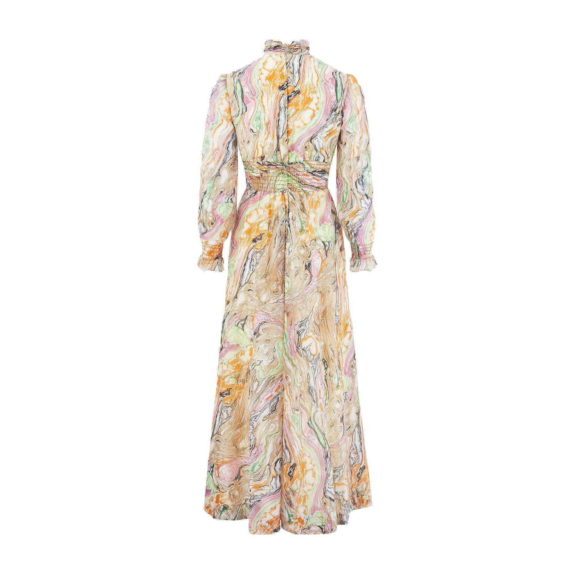 1970er Jahre Buntes Marmor Print Gesmoktes Maxikleid (Beige) im Angebot
