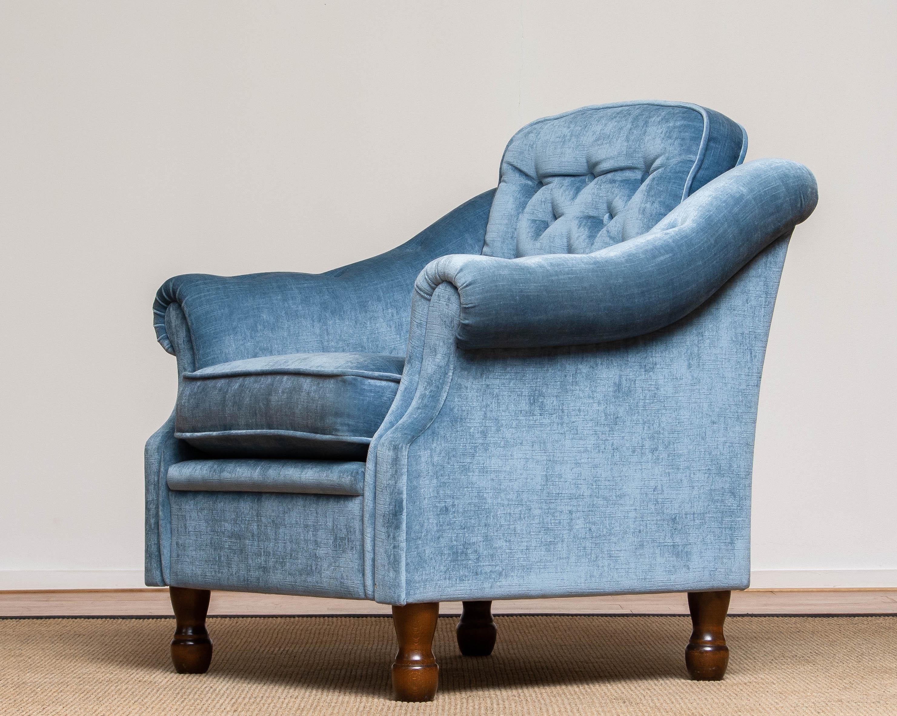 1970's Comfortable Hollywood Regency Lounge Chair with Ice Blue Velvet In Good Condition In Silvolde, Gelderland