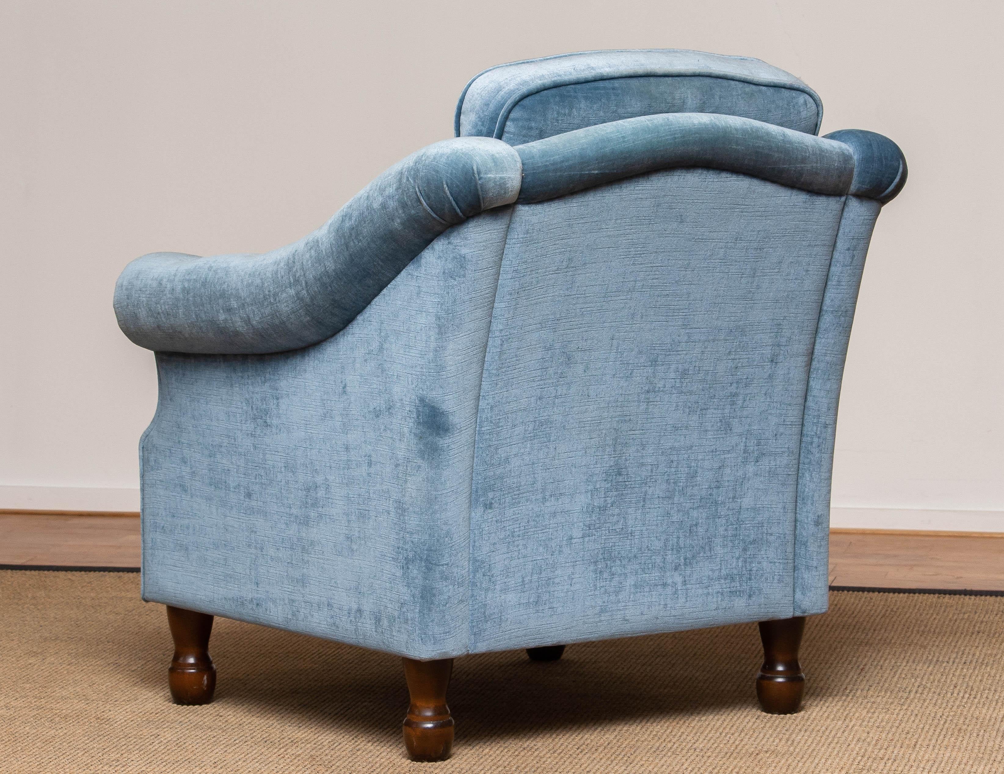 1970's Comfortable Hollywood Regency Lounge Chair with Ice Blue Velvet In Good Condition In Silvolde, Gelderland