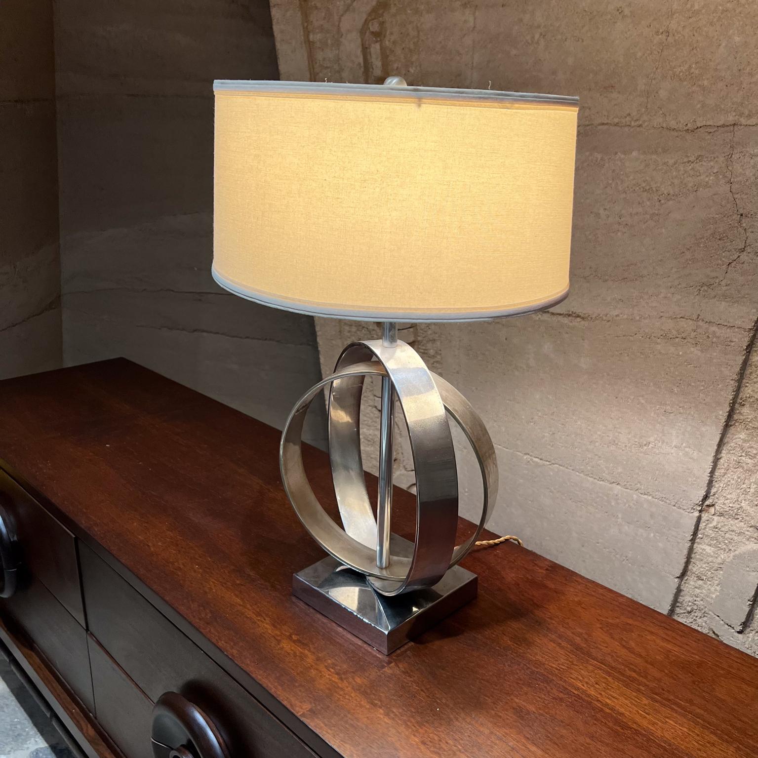 1970 Unique lampe en chrome de forme sculpturale
Anneaux concentriques sur base carrée chromée. 
Non marqué
20,5 h x 12,5 l x 7,13 p
État d'origine chromé avec patine vintage, le chrome n'est pas parfait. 
Remise à neuf du câblage, nouvelle