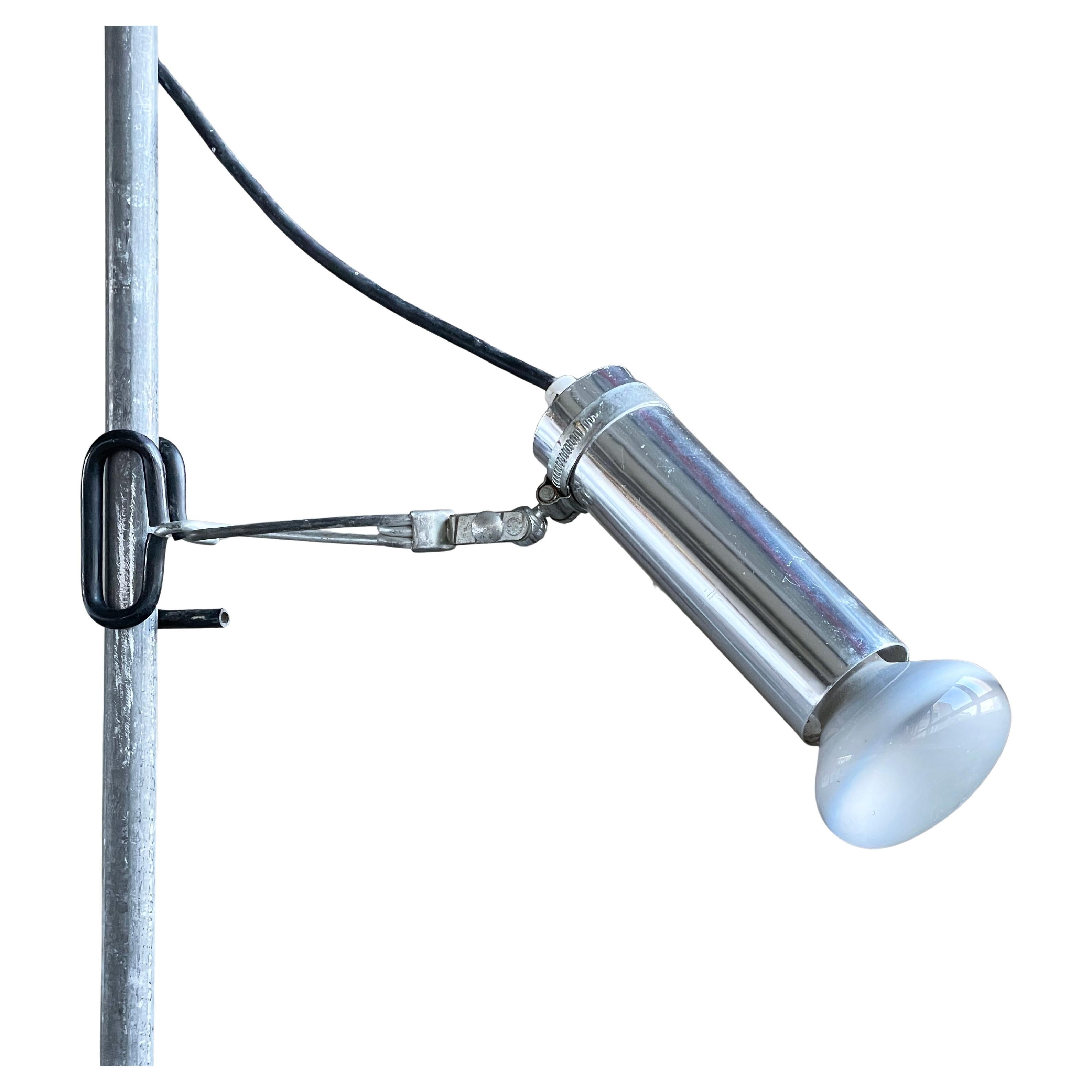 1960/70's Concord International Lighting Lámpara puntual de arquitecto patentada. El foco se puede girar y orientar para obtener la iluminación direccional que necesites. El enganche de pinza permite sujetarlo fácilmente a estanterías, postes, etc.