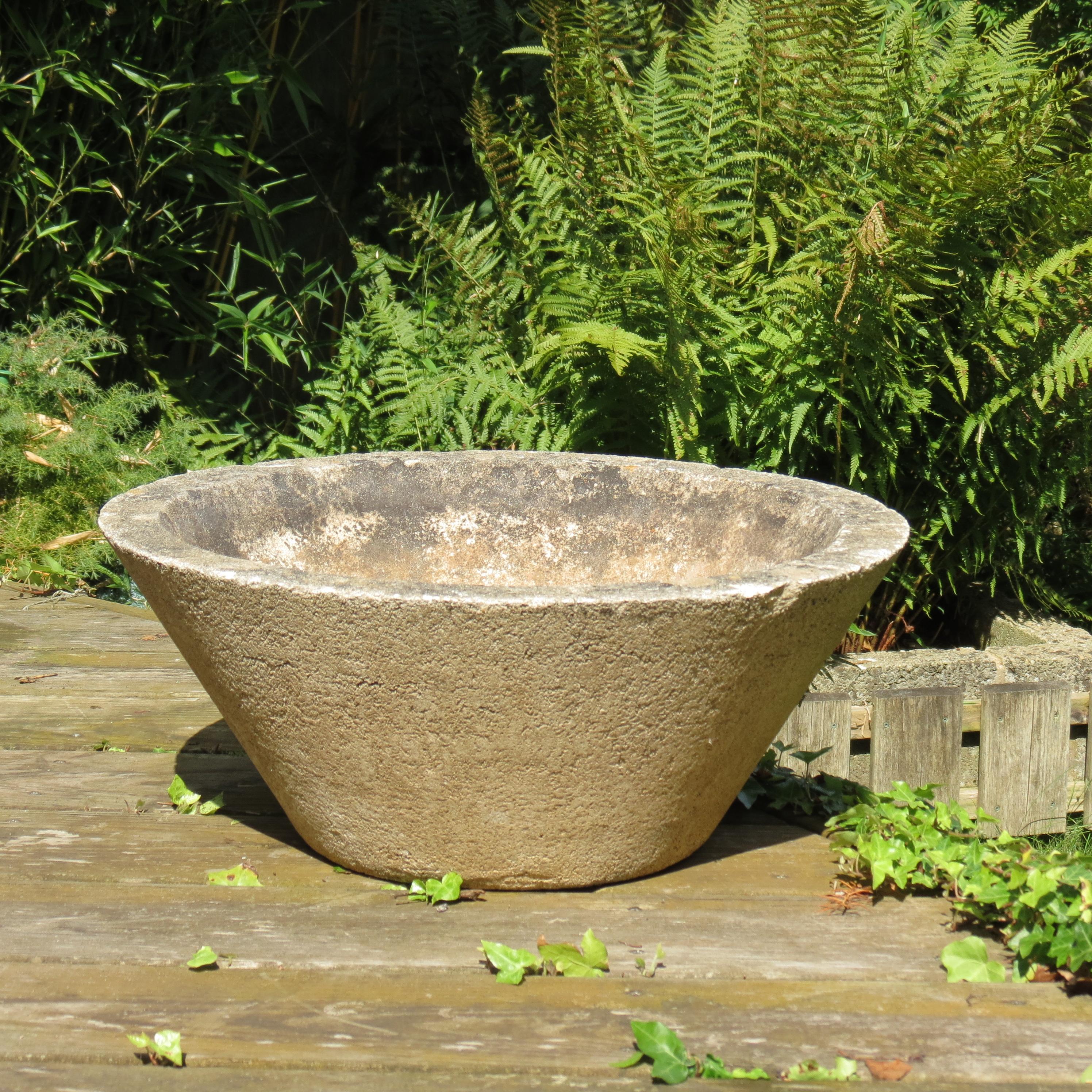 Fioriera da giardino conica in cemento anni '70 in vendita 3