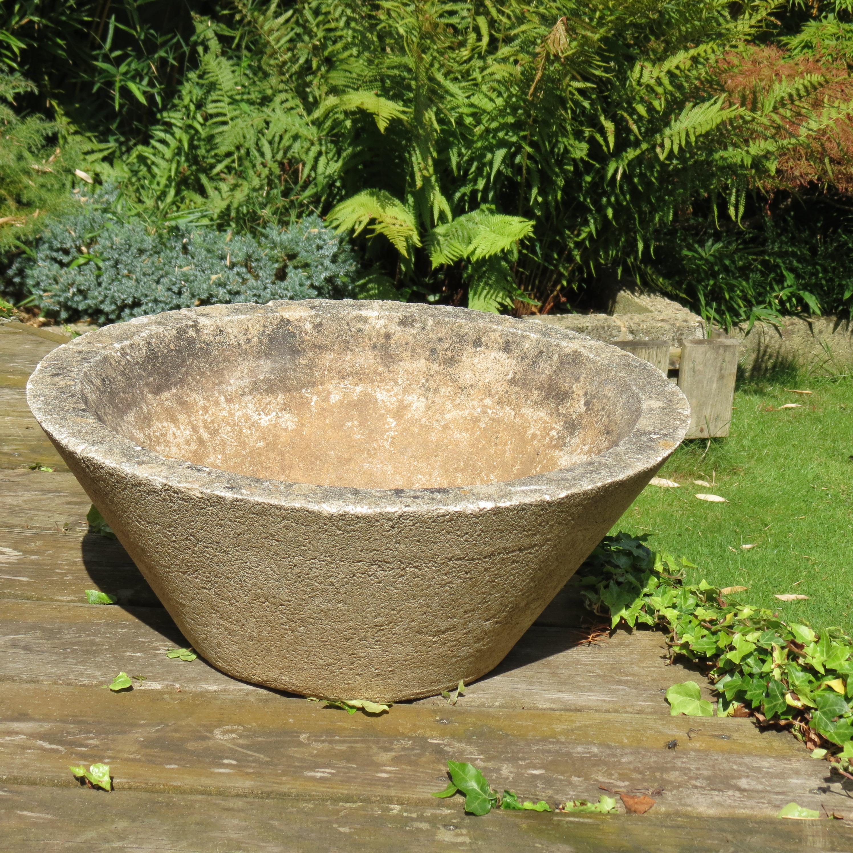 Fatto a macchina Fioriera da giardino conica in cemento anni '70 in vendita