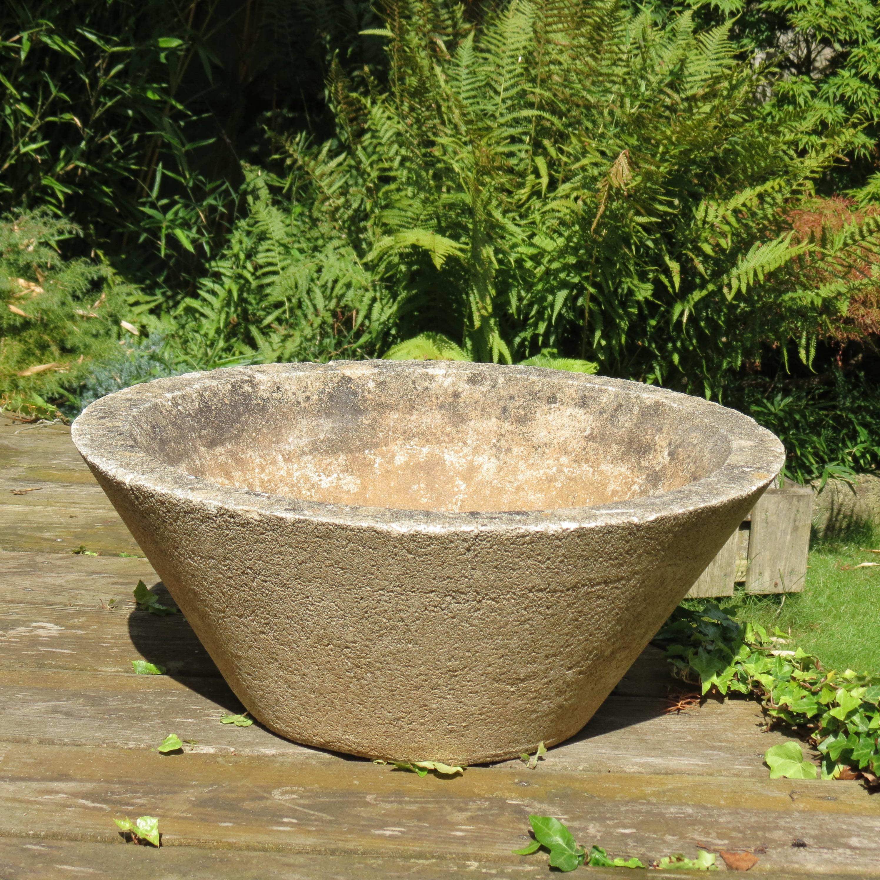 XX secolo Fioriera da giardino conica in cemento anni '70 in vendita