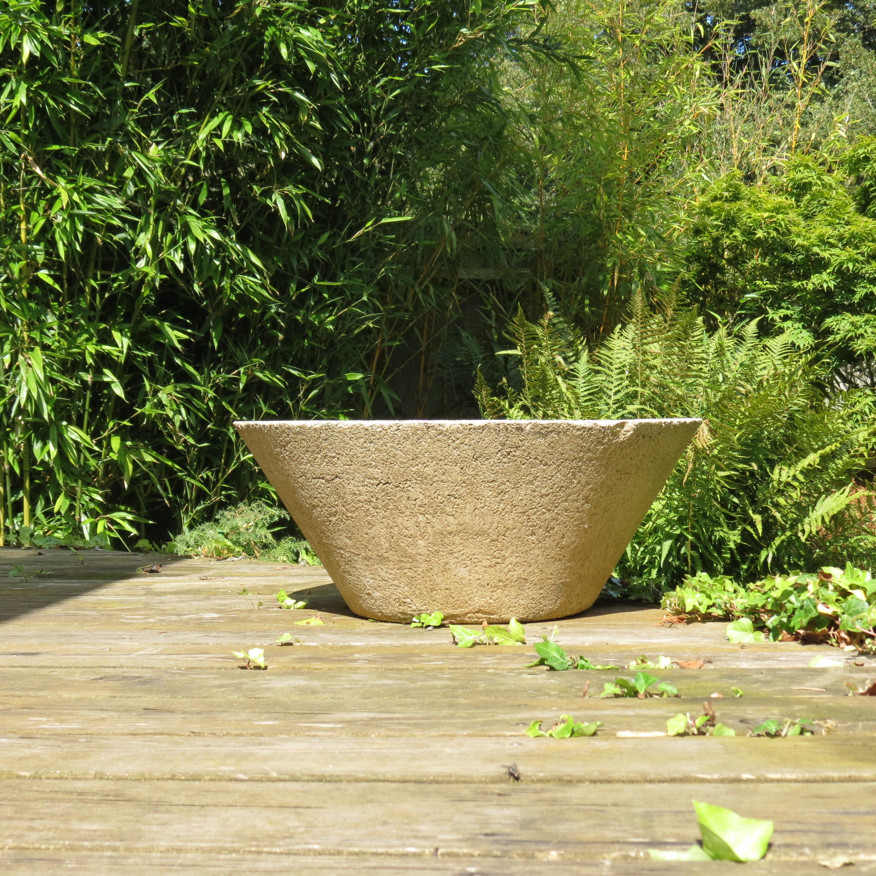 Fioriera da giardino conica in cemento anni '70 in vendita 1
