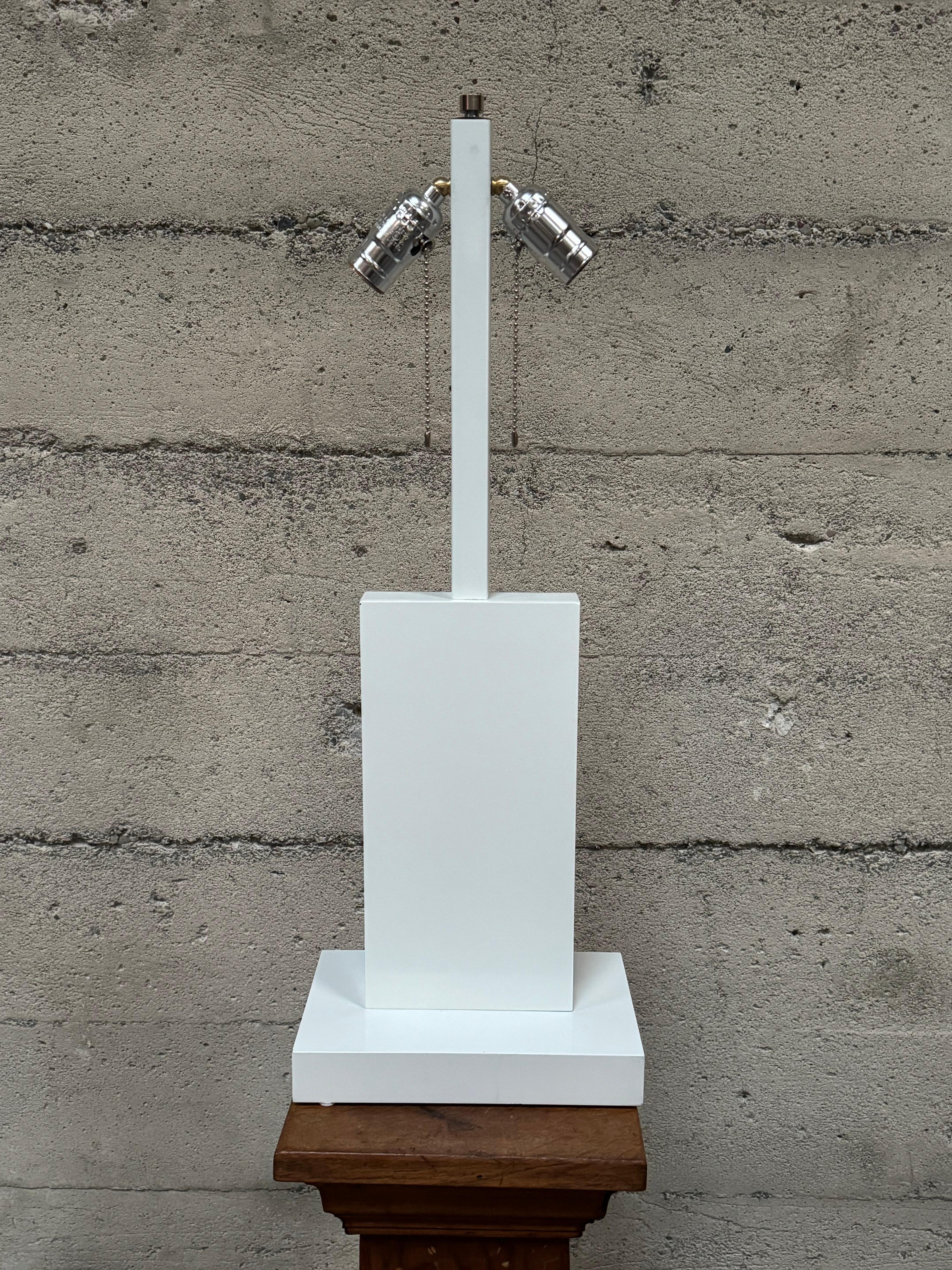 Lámpara de sobremesa de diseño constructivista / modernista de los años 70 en blanco en venta 2