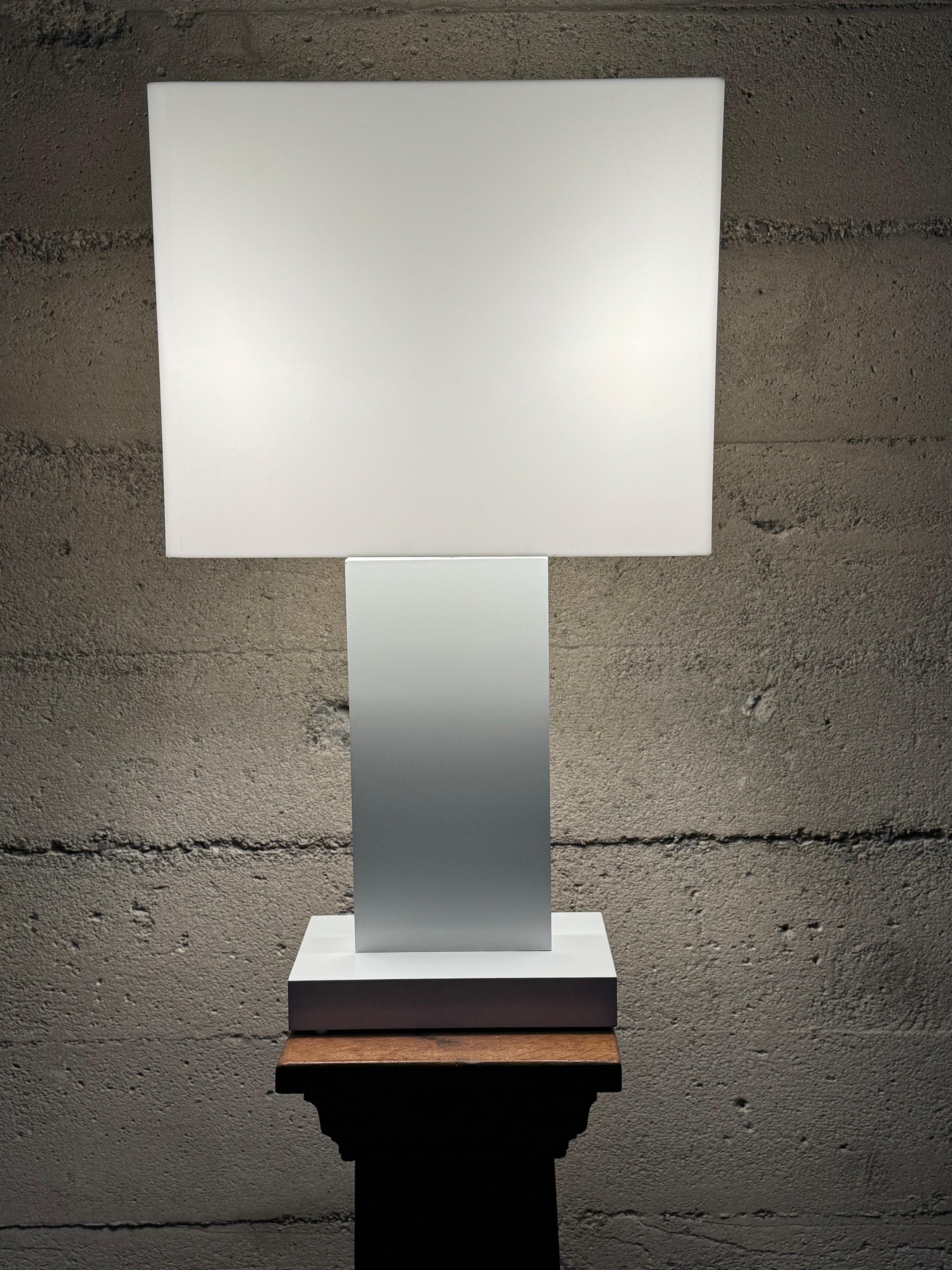 Lámpara de sobremesa de diseño constructivista / modernista de los años 70 con cuerpo de aluminio lacado en blanco, la pantalla acrílica rectangular produce una luz suave a través de dos portalámparas que se pueden accionar independientemente