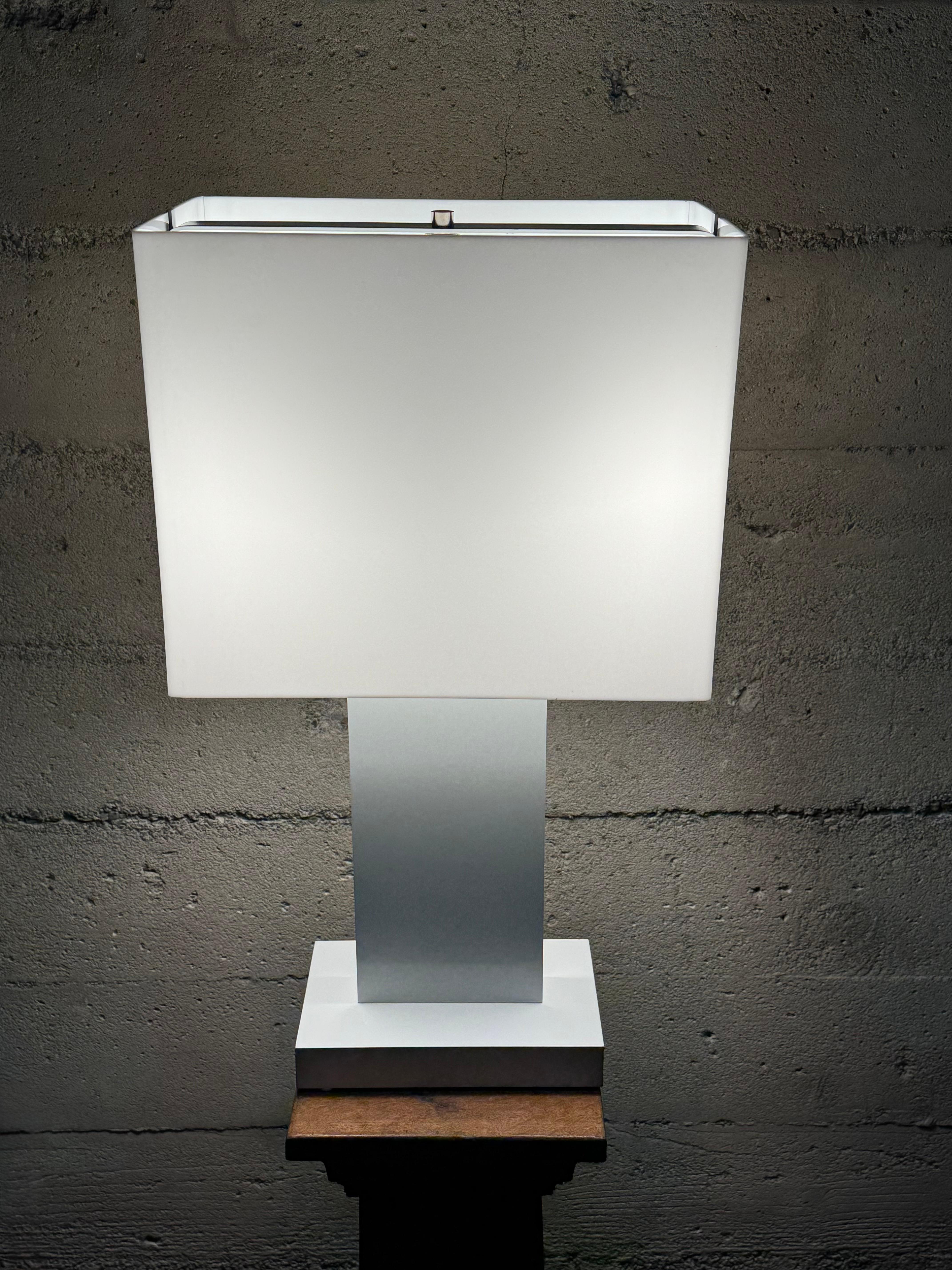 Lámpara de sobremesa de diseño constructivista / modernista de los años 70 en blanco Posmoderno en venta