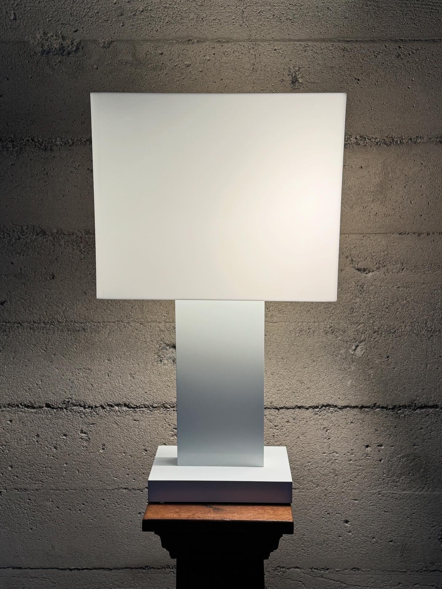 Lámpara de sobremesa de diseño constructivista / modernista de los años 70 en blanco Hecho a mano en venta