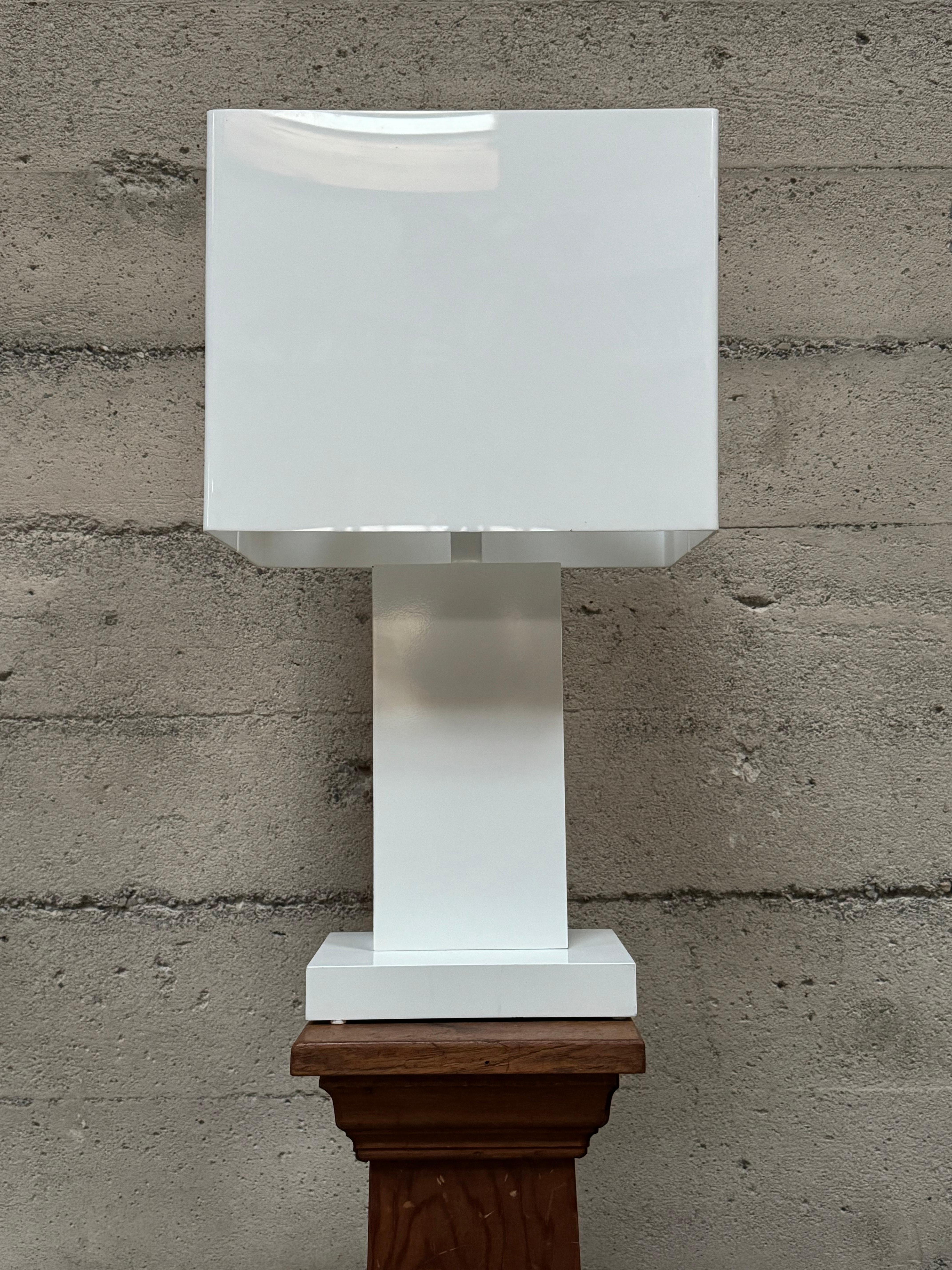 Lámpara de sobremesa de diseño constructivista / modernista de los años 70 en blanco en Bueno estado para la venta en Oakland, CA