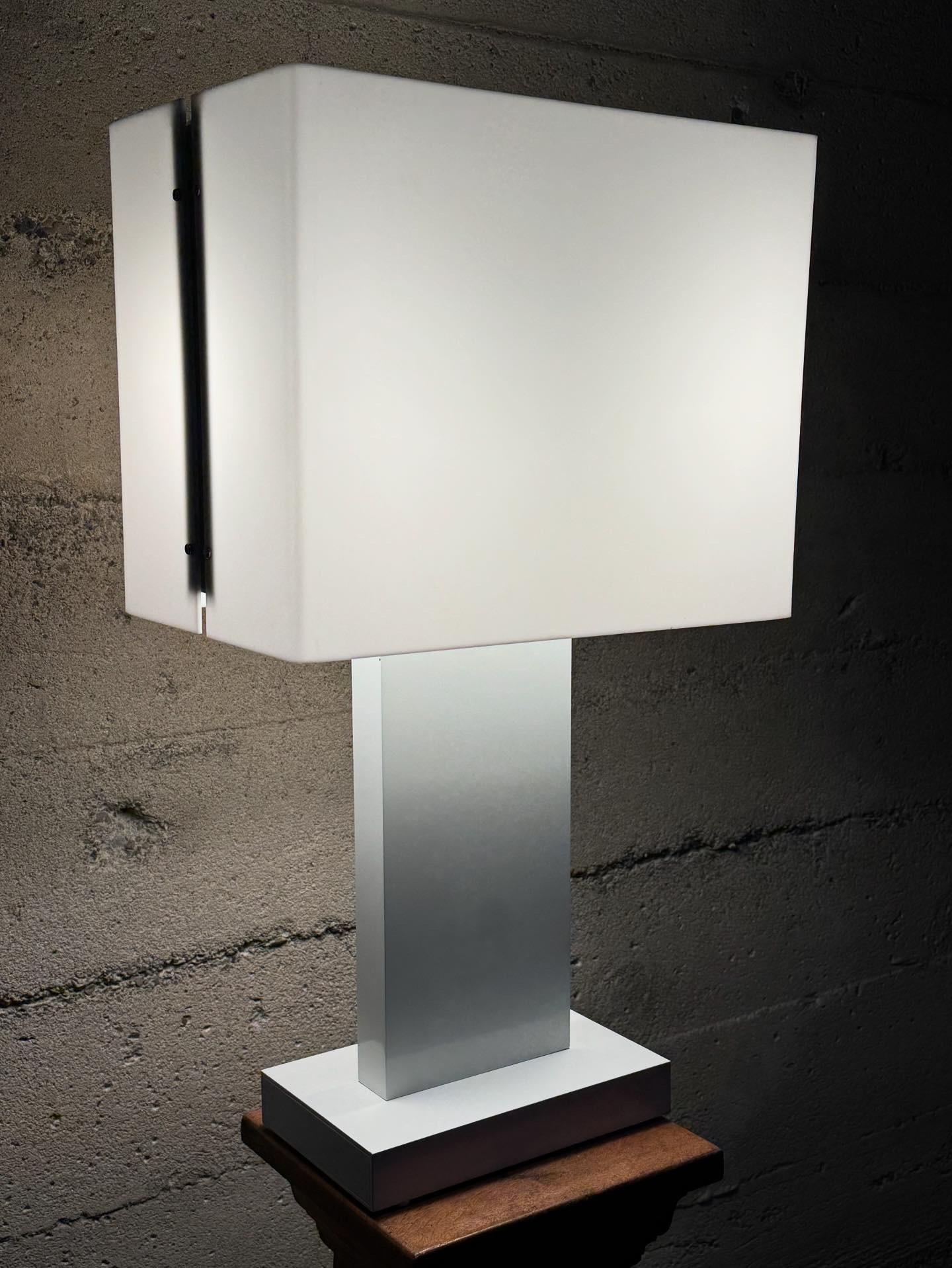 Lámpara de sobremesa de diseño constructivista / modernista de los años 70 en blanco finales del siglo XX en venta