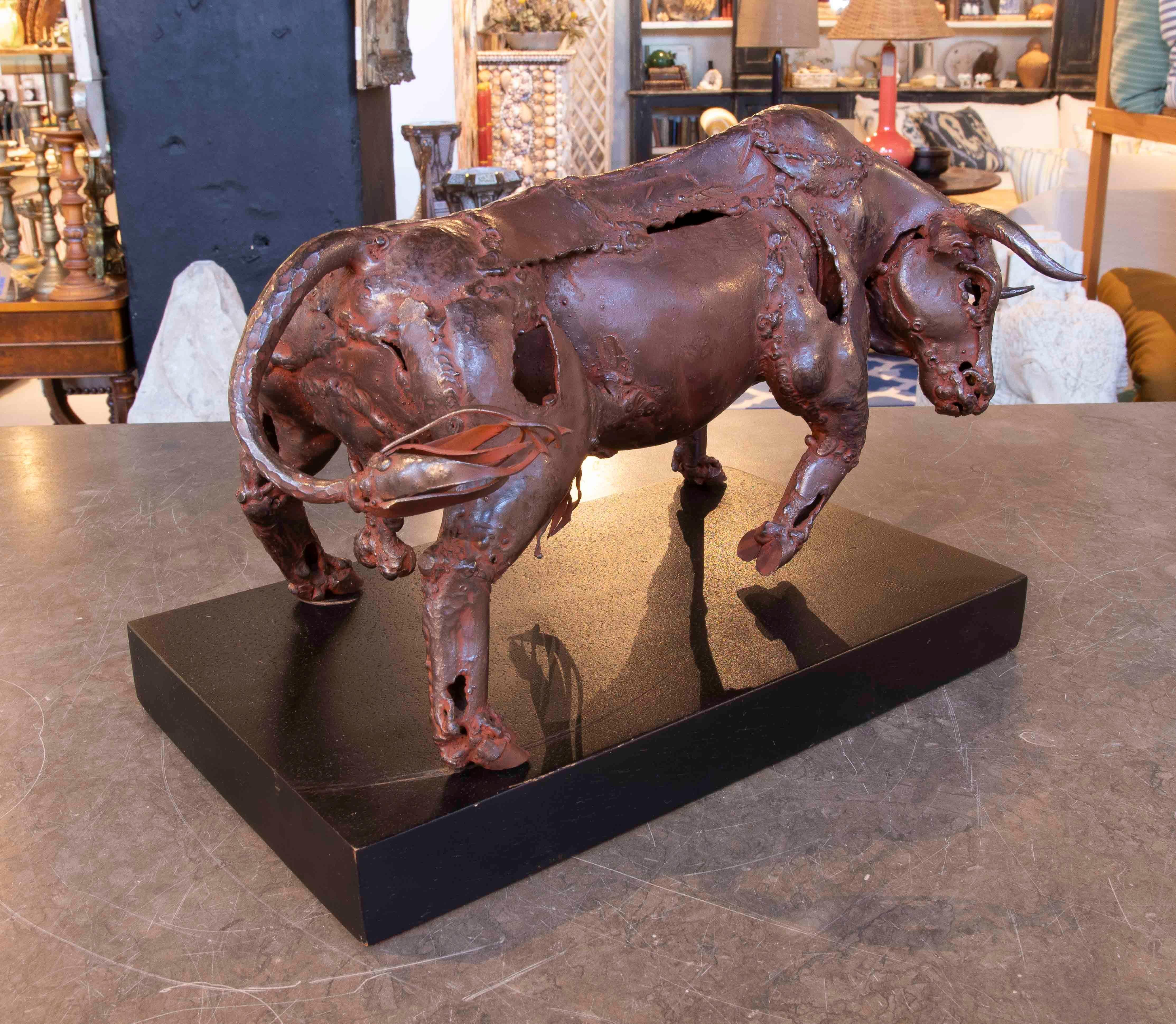 1970s Contemporary Bull Sculpture in Welded Metal with Rusty Finish For Sale 1