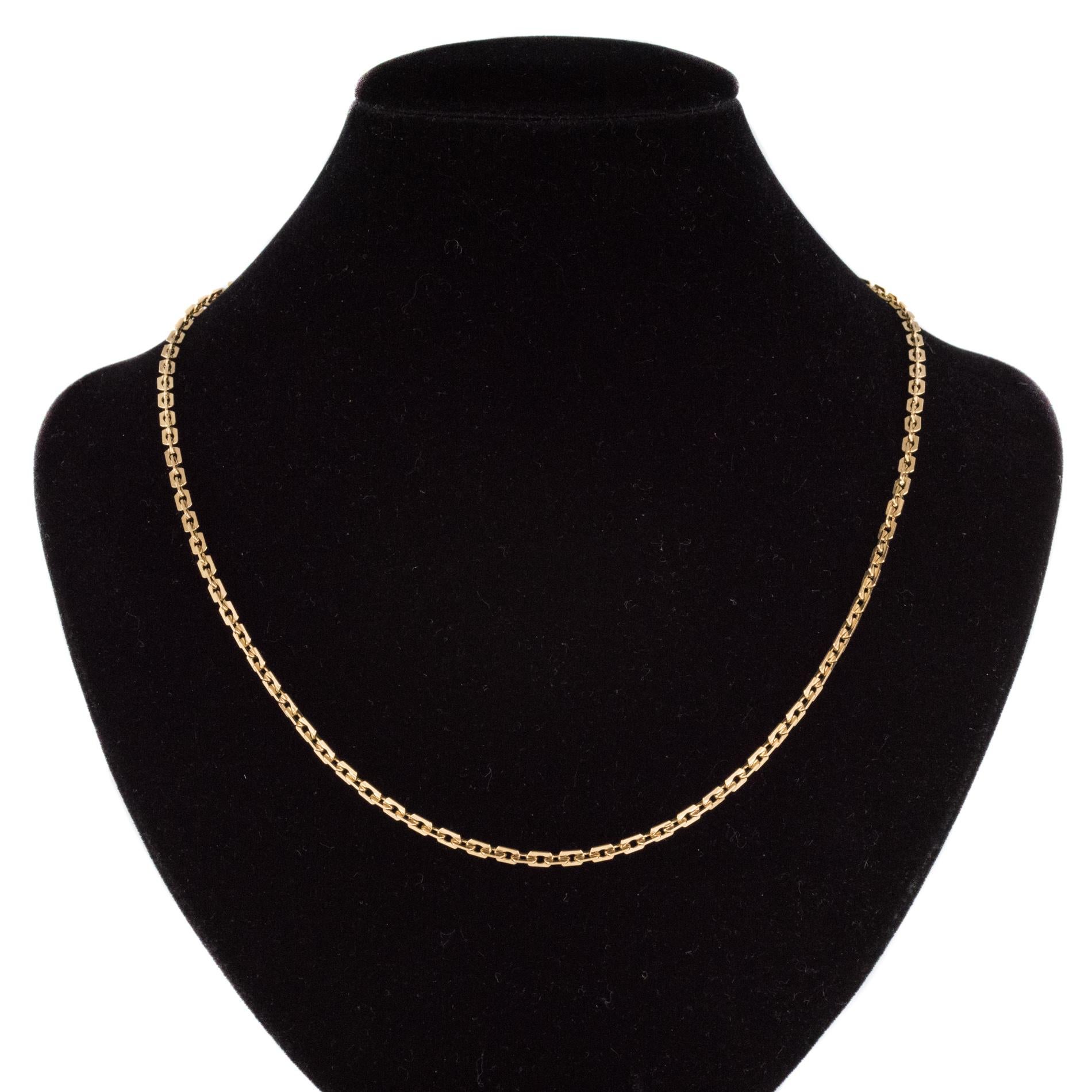 Chain in 18 karat rose gold, eagle's head hallmark.
Splendid retro chain, it is composed of a convict mesh. The fastener is a spring ring with safety chain.
Length: 61.5 cm, thickness: 2.7 mm.
Total weight of the jewel: about 14.7 g.
Authentic