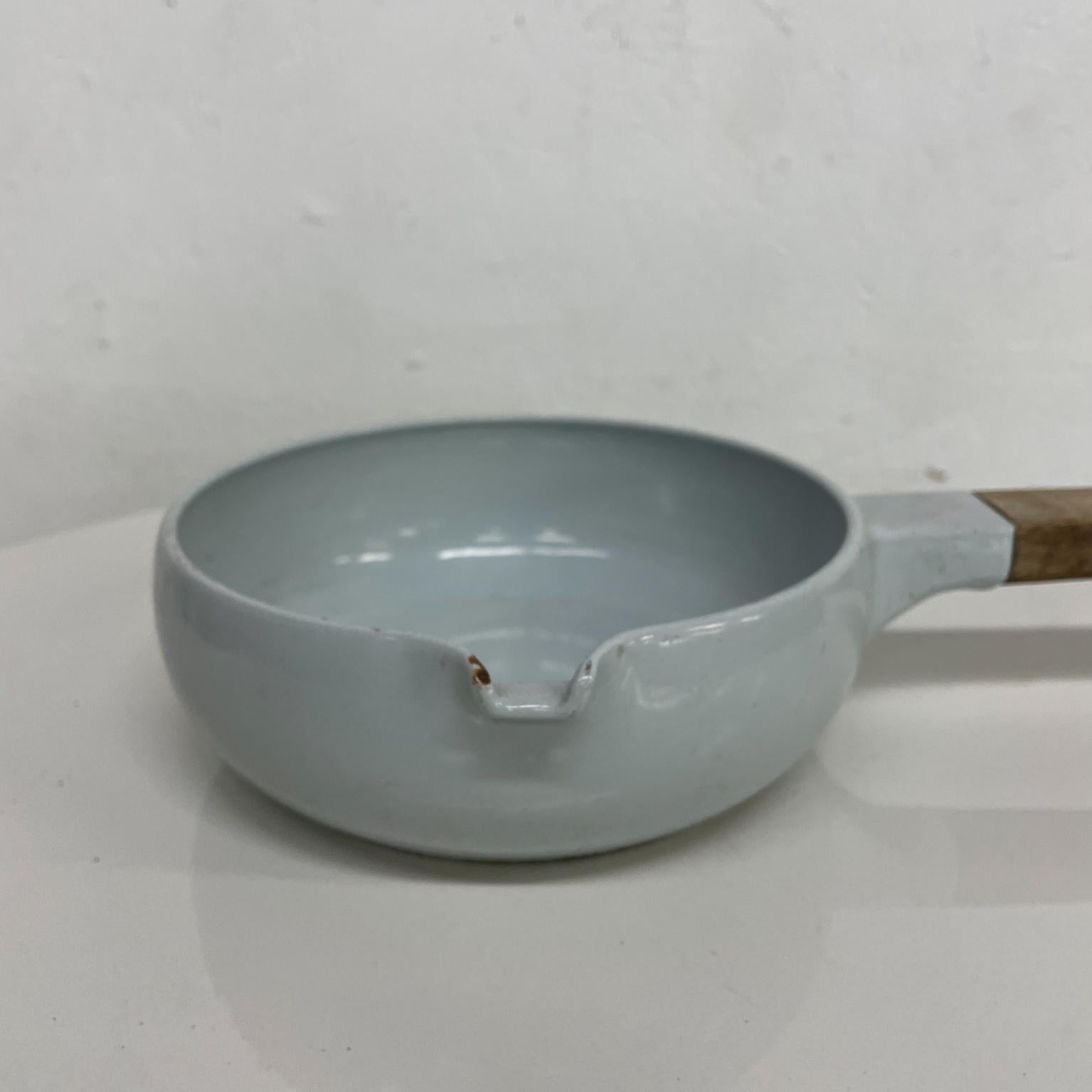 1970er Copco Saucepan Pour Spout aus Teakholz mit Holzgriff und weißer Emaille aus Stahl Dänemark 1970er Jahre (Moderne der Mitte des Jahrhunderts)