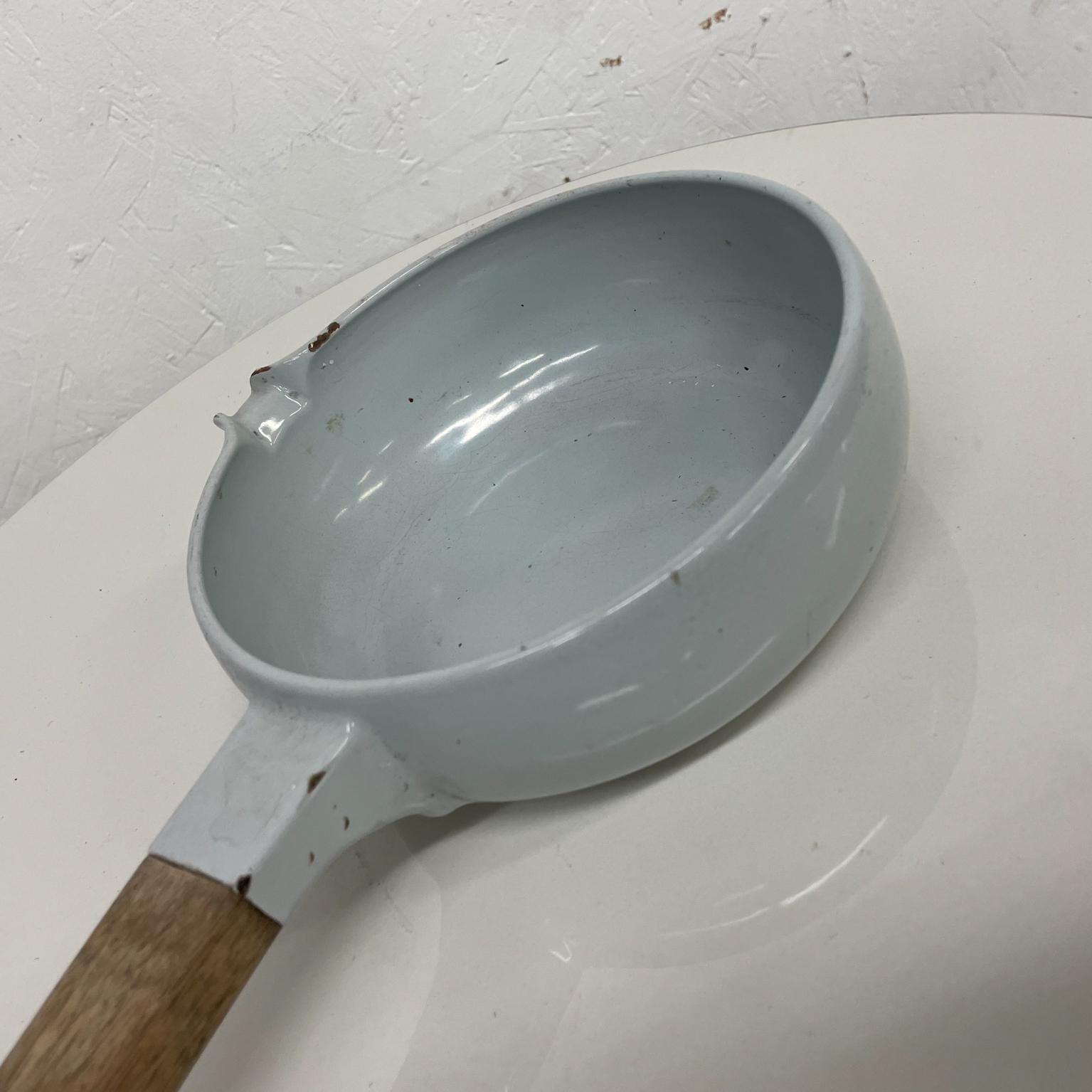 1970er Copco Saucepan Pour Spout aus Teakholz mit Holzgriff und weißer Emaille aus Stahl Dänemark 1970er Jahre 2