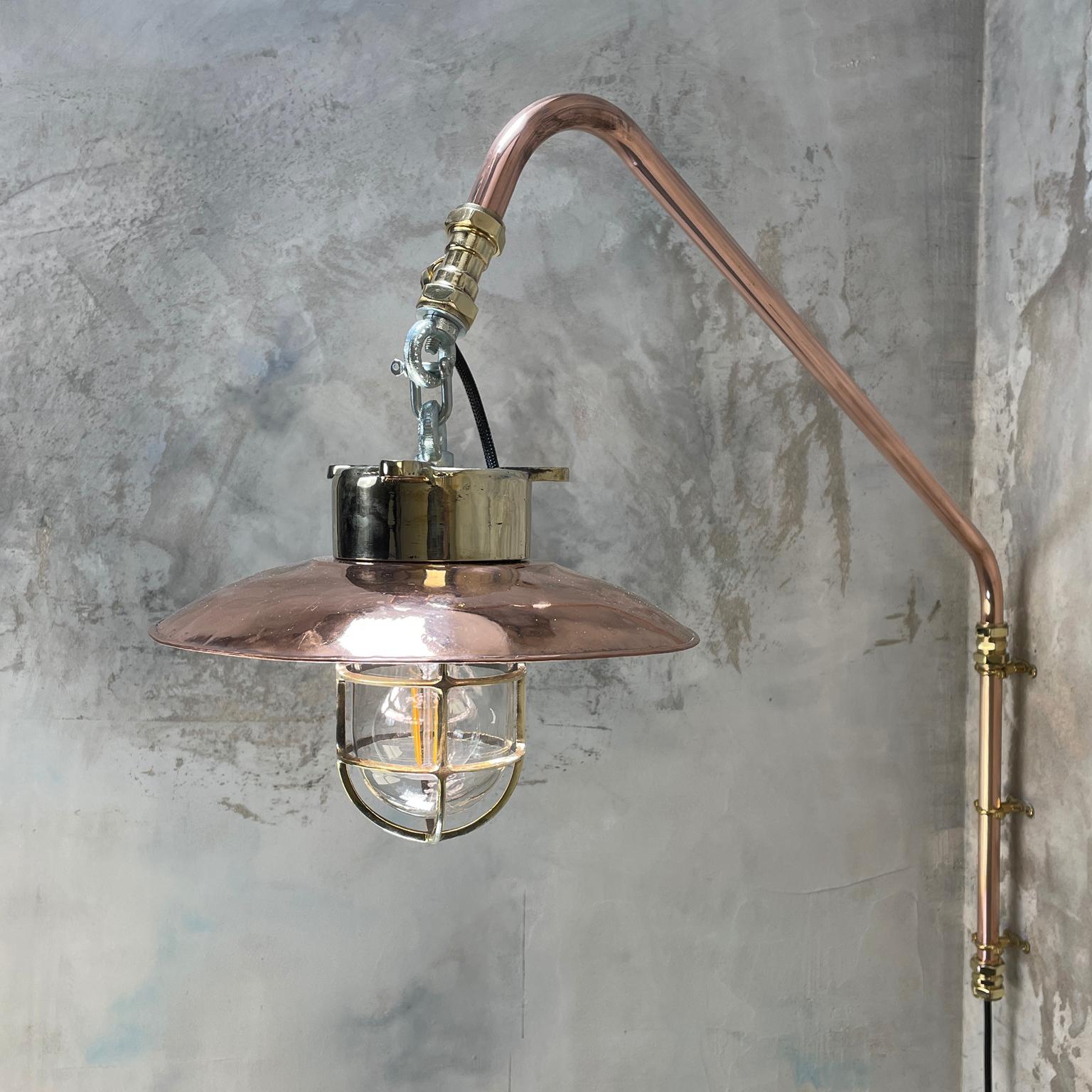 Lampada a sospensione a sbalzo a prova di esplosione in rame e ottone degli anni '70 con gabbia e paralume in vendita 2