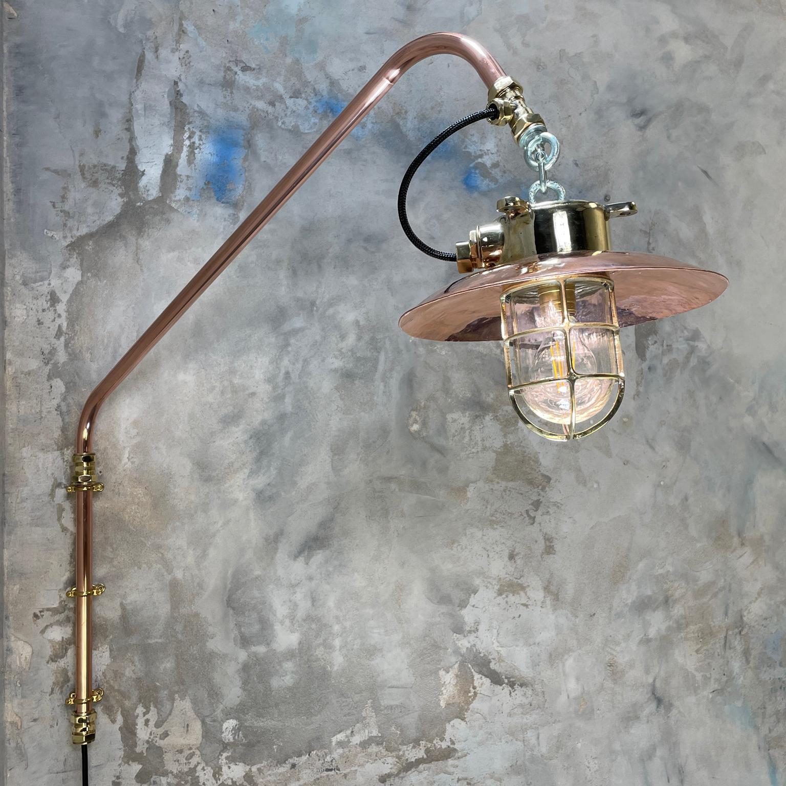 Lampada a sospensione a sbalzo a prova di esplosione in rame e ottone degli anni '70 con gabbia e paralume in vendita 9
