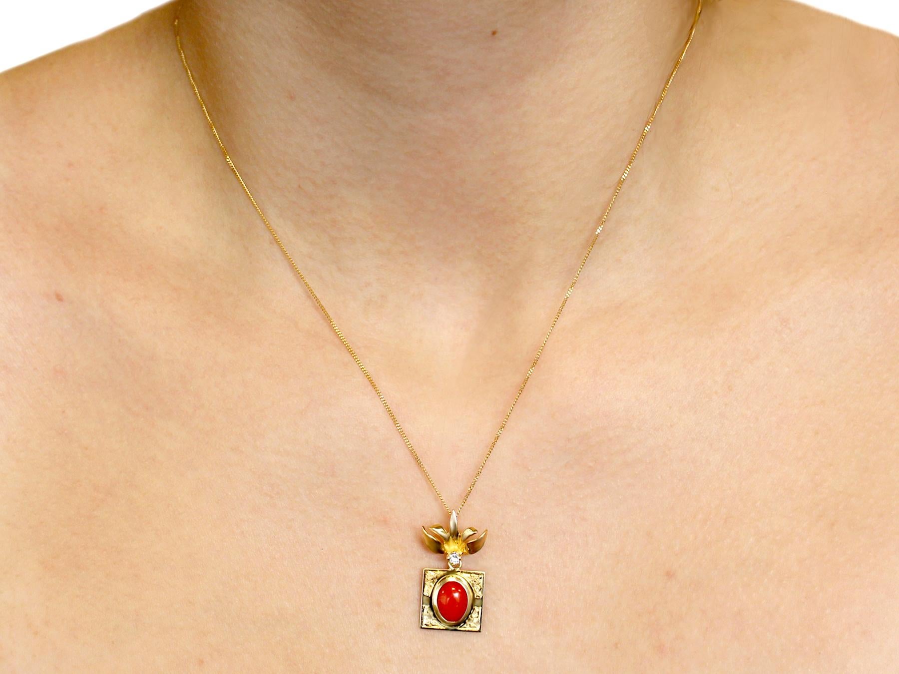 Gelbgold-Anhänger aus den 1970er Jahren mit Koralle im Cabochon-Schliff und Diamant im Angebot 3