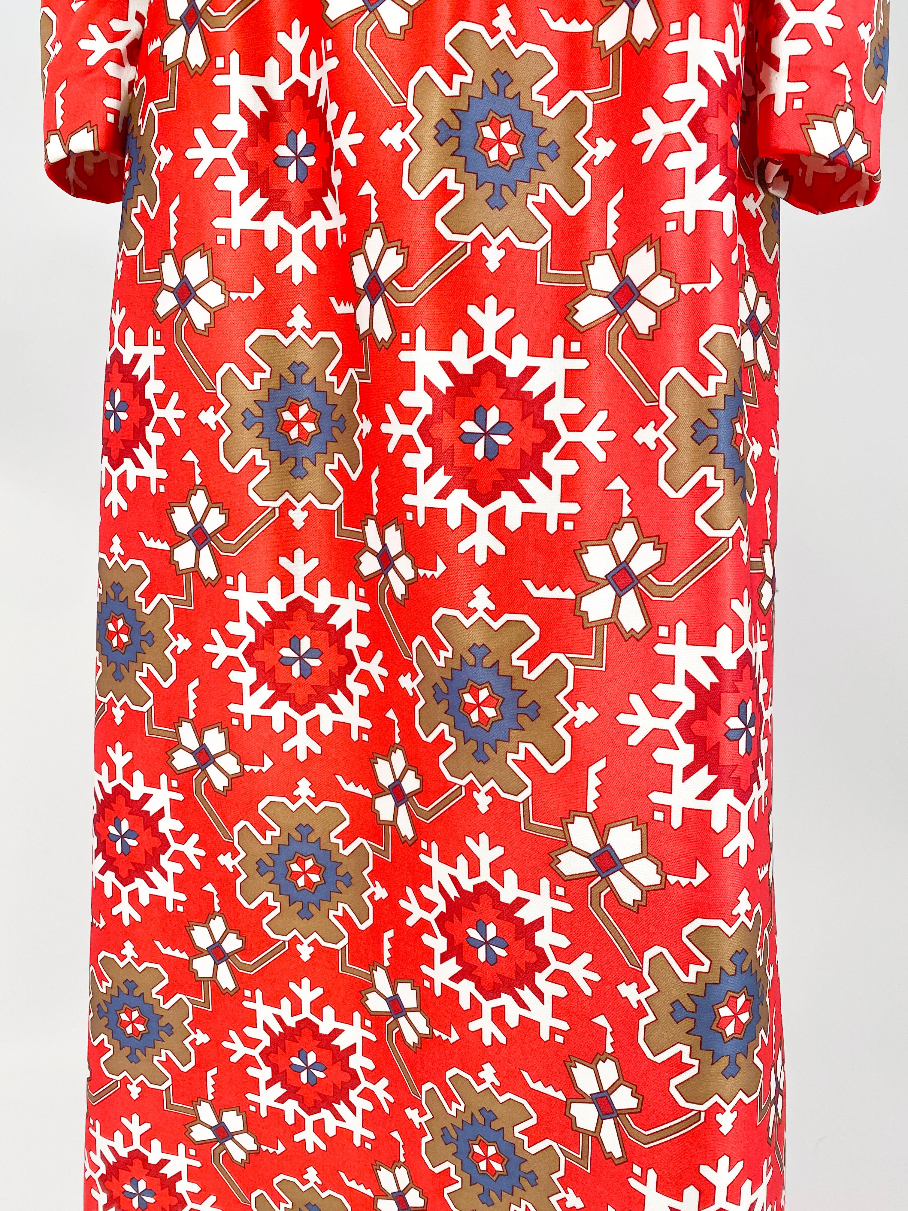 1970s Coral and Red Printed Dress with Boarder Accents In Good Condition In San Francisco, CA