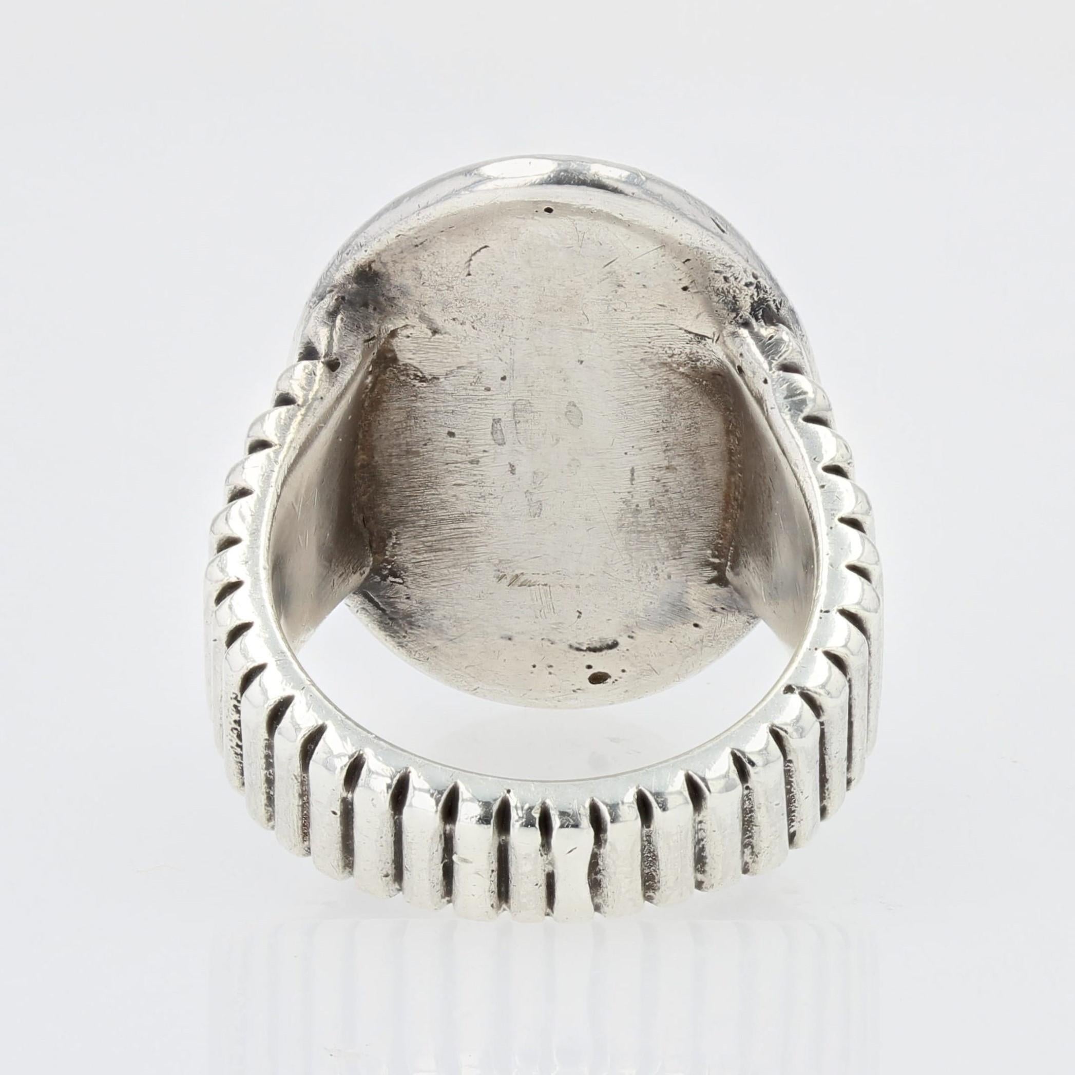 Anello anni '70 con cabochon di corallo, argento e pietre preziose in vendita 4