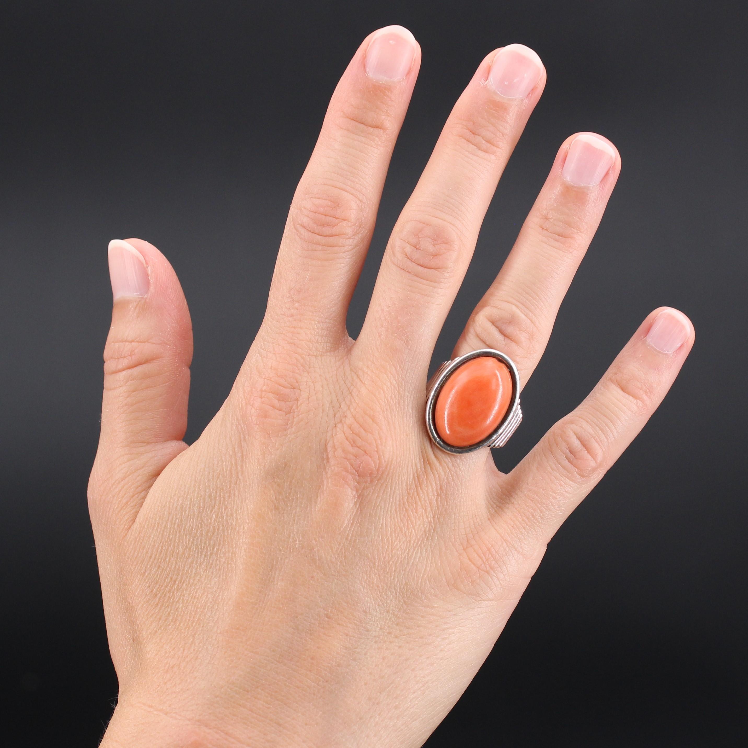 Anello in argento.
Originale anello retrò, la cui montatura in argento è gadroonata su tutto l'anello e decorata sulla parte superiore, in montatura chiusa, con un importante cabochon di corallo.
Altezza: 24,1 mm, larghezza: 17,5 mm, spessore: 5,7