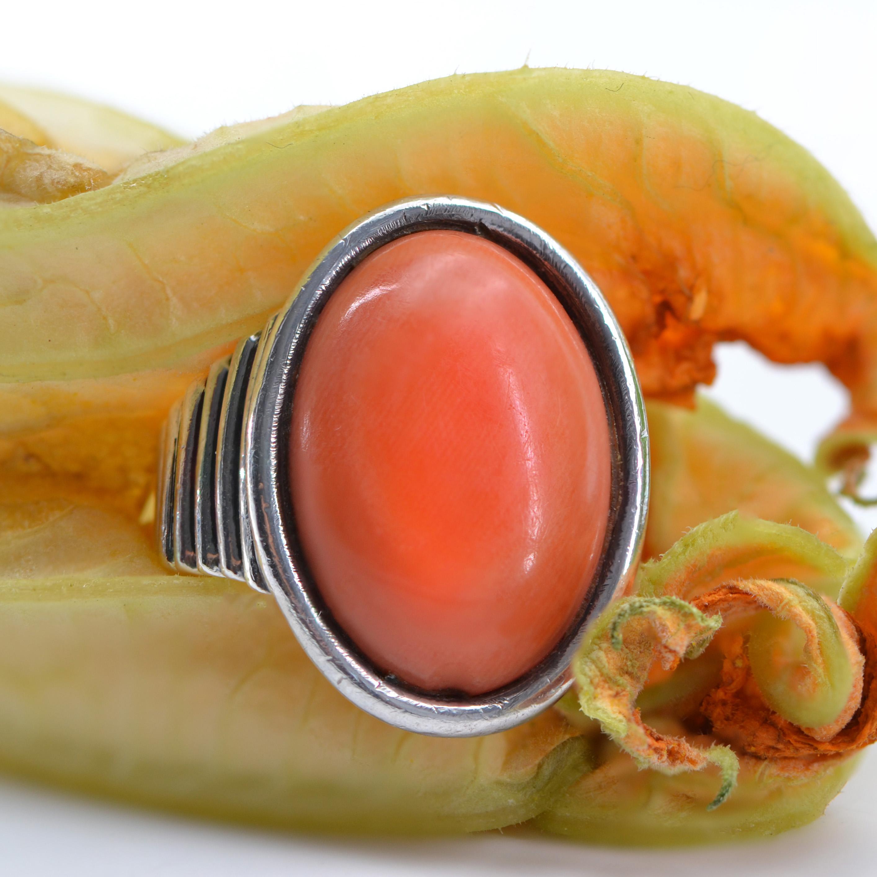 Retro 1970s Coral Cabochon Silver Gadrooned Ring For Sale