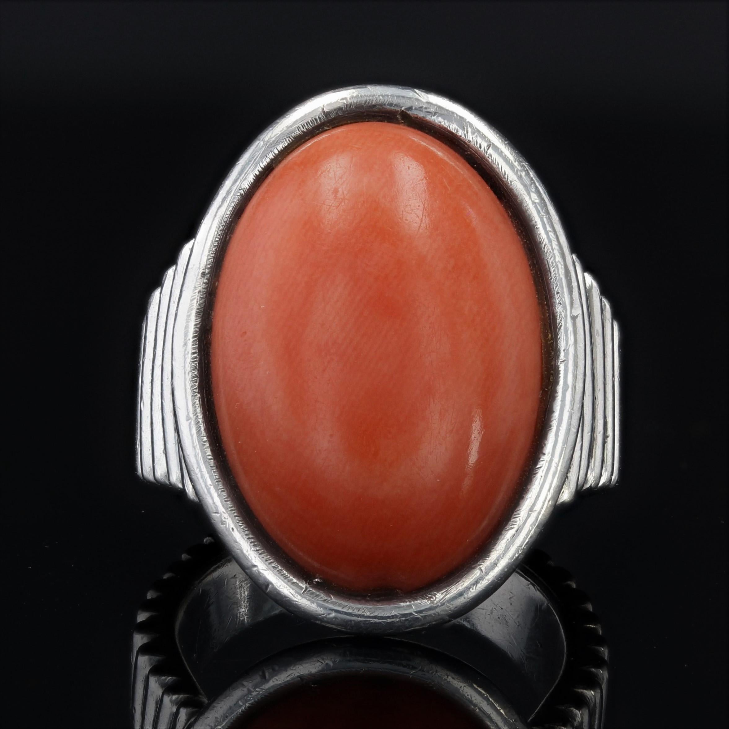 1970s Coral Cabochon Silver Gadrooned Ring In Good Condition For Sale In Poitiers, FR