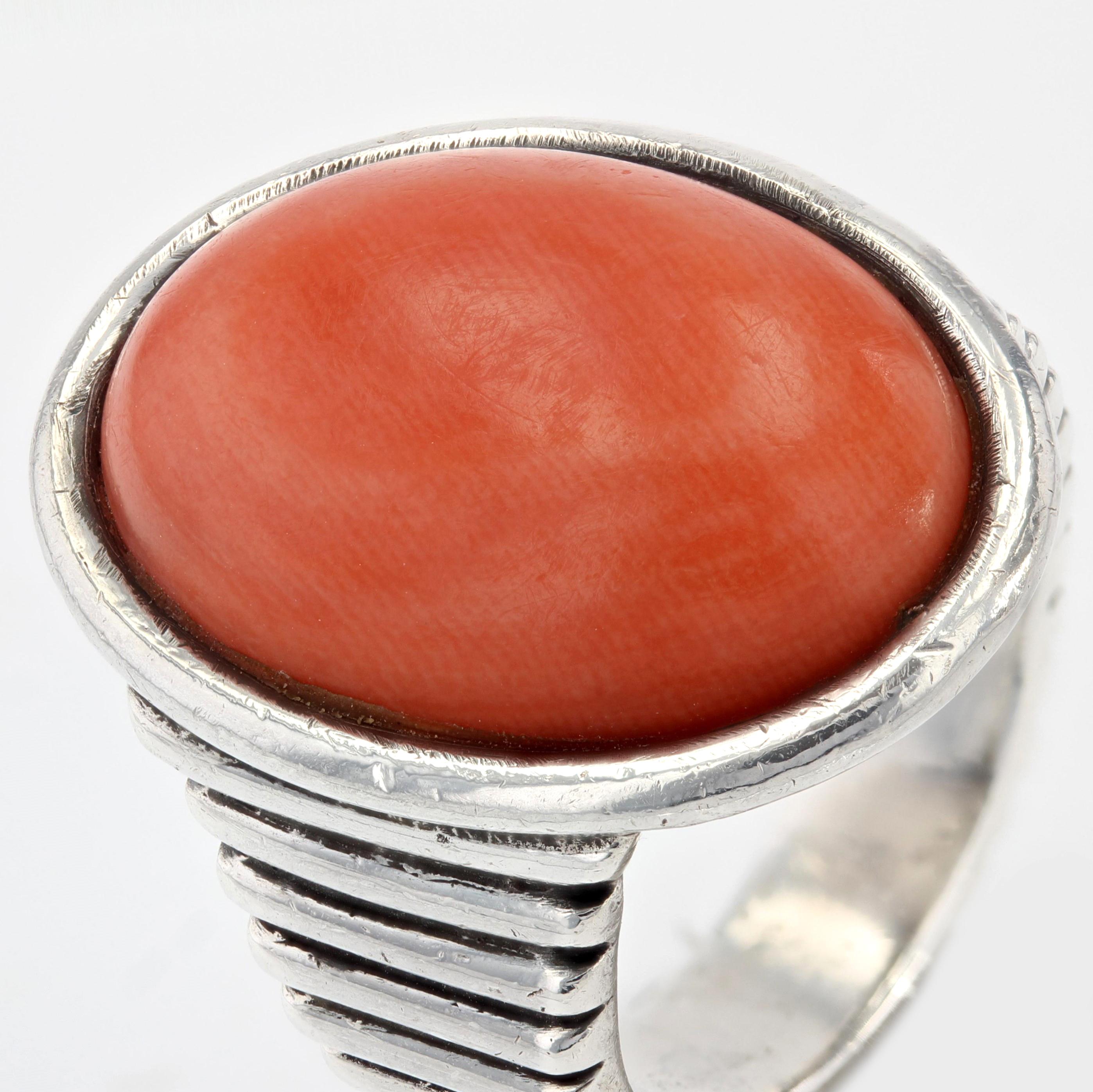 Anello anni '70 con cabochon di corallo, argento e pietre preziose in vendita 1