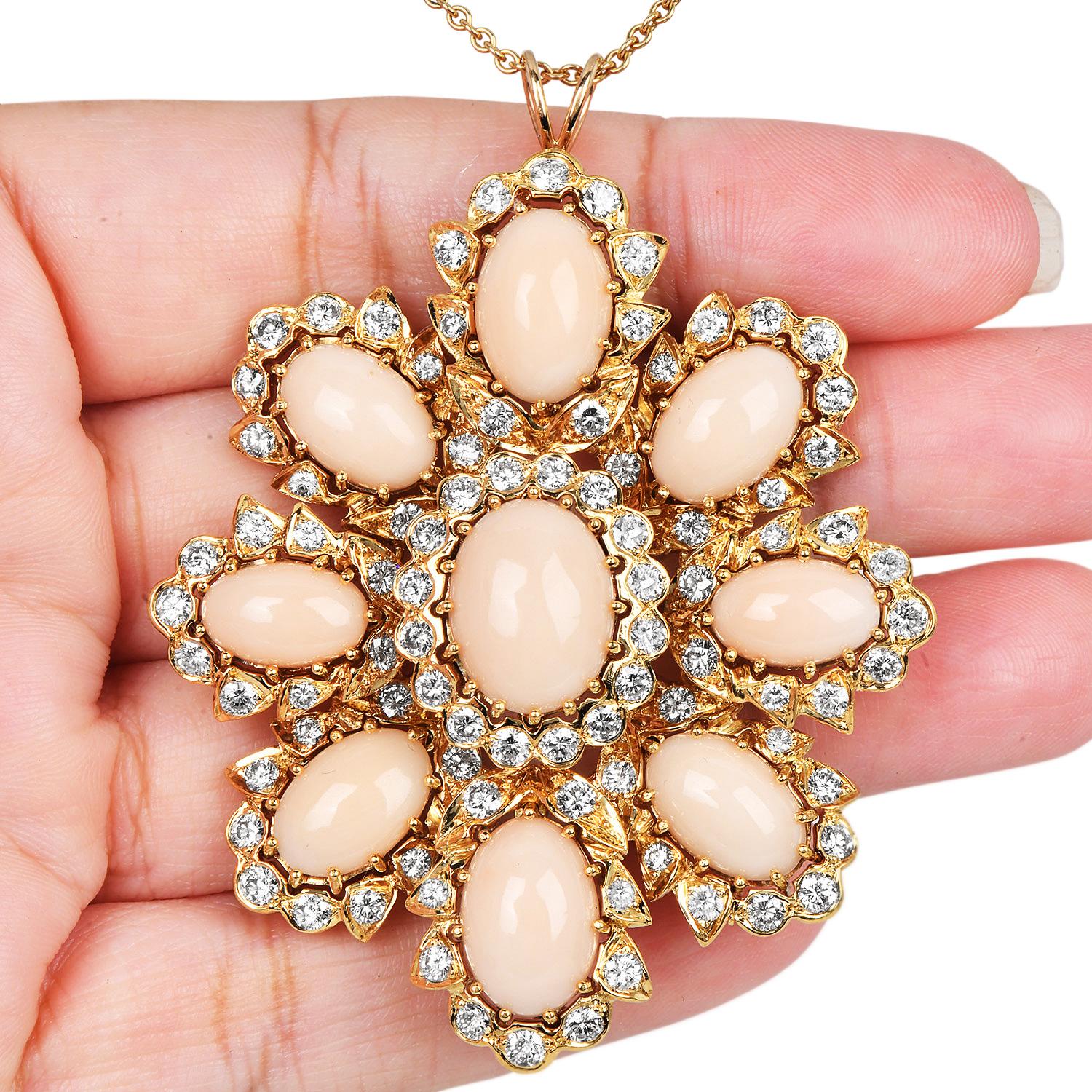 Taglio rotondo Spilla e ciondolo floreale grande in oro 18 carati 1970S con corallo e diamanti in vendita